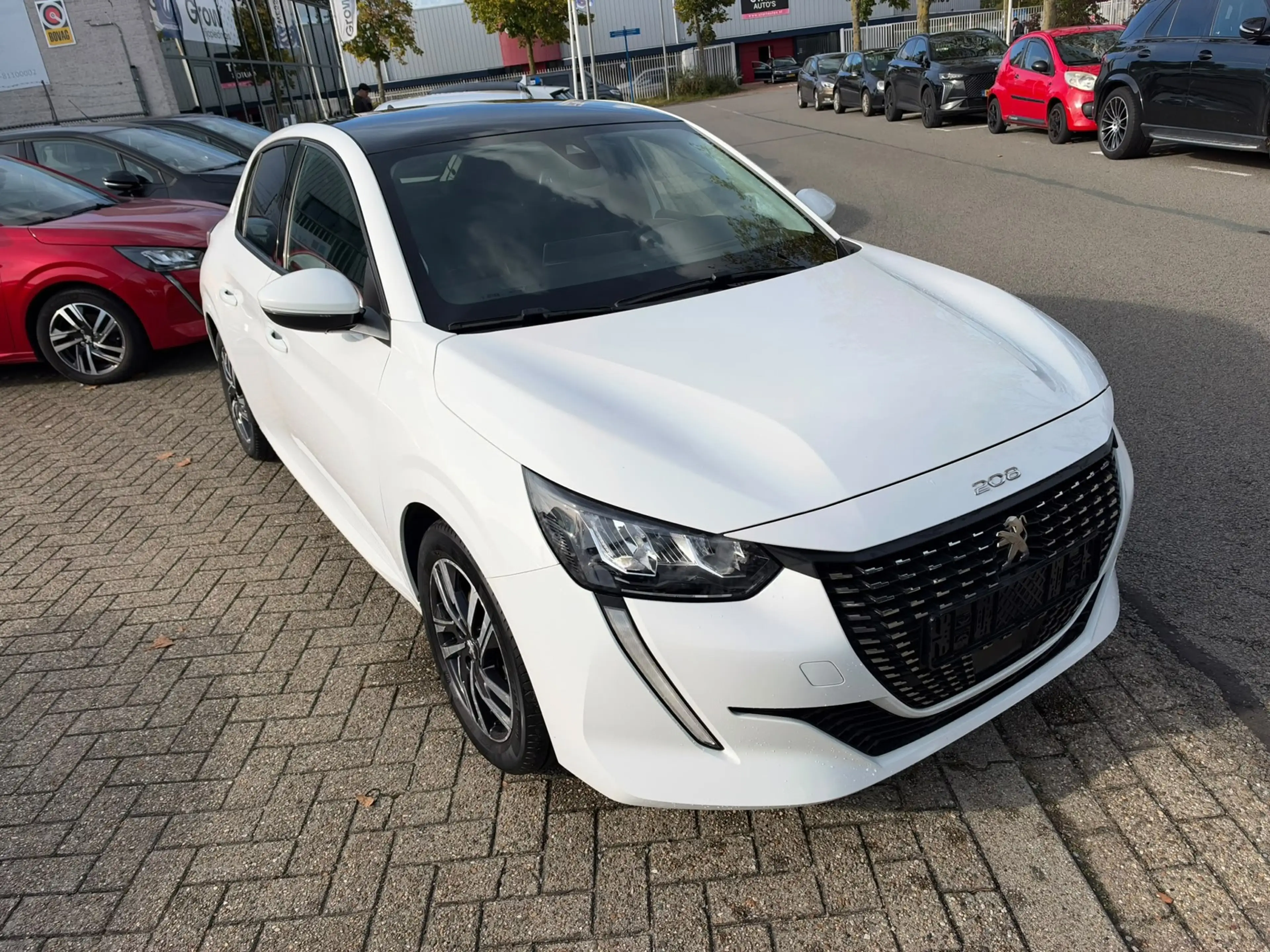 Peugeot 208 1.2 PureTech Allure,Panodak, Navi, Camera, Keyless — photo 5