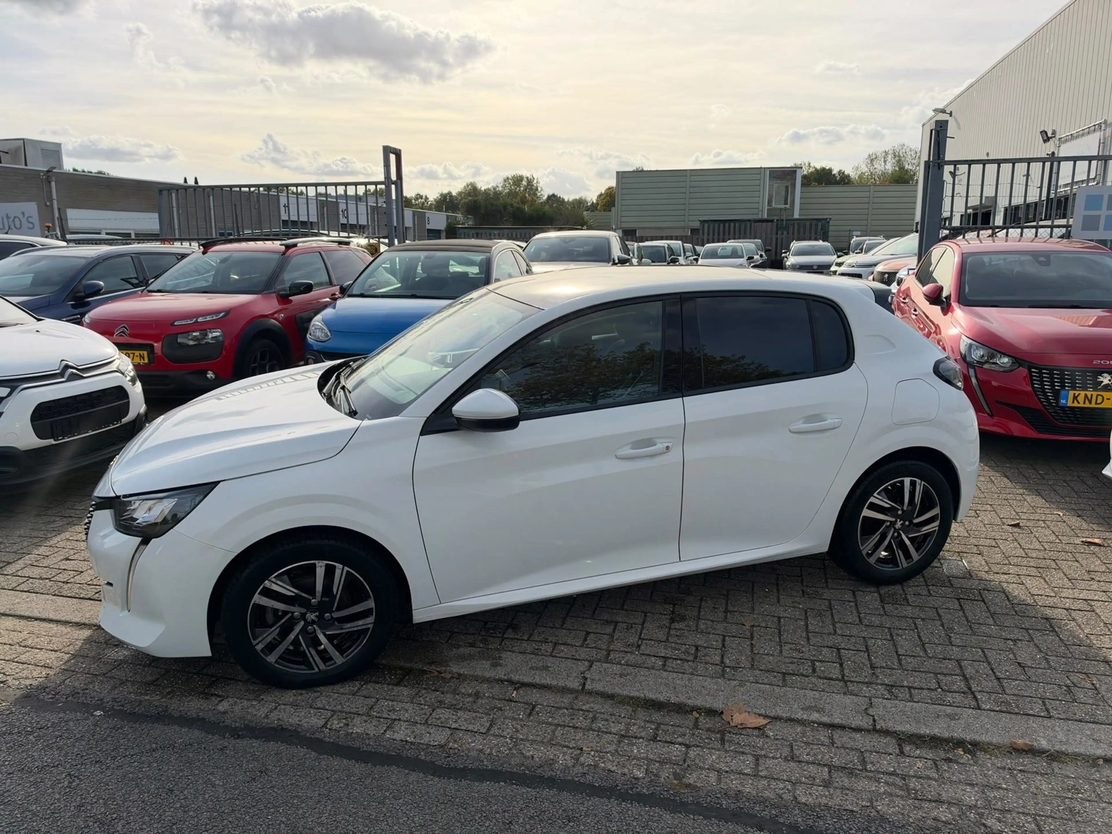 Peugeot 208 1.2 PureTech Allure,Panodak, Navi, Camera, Keyless — photo 8
