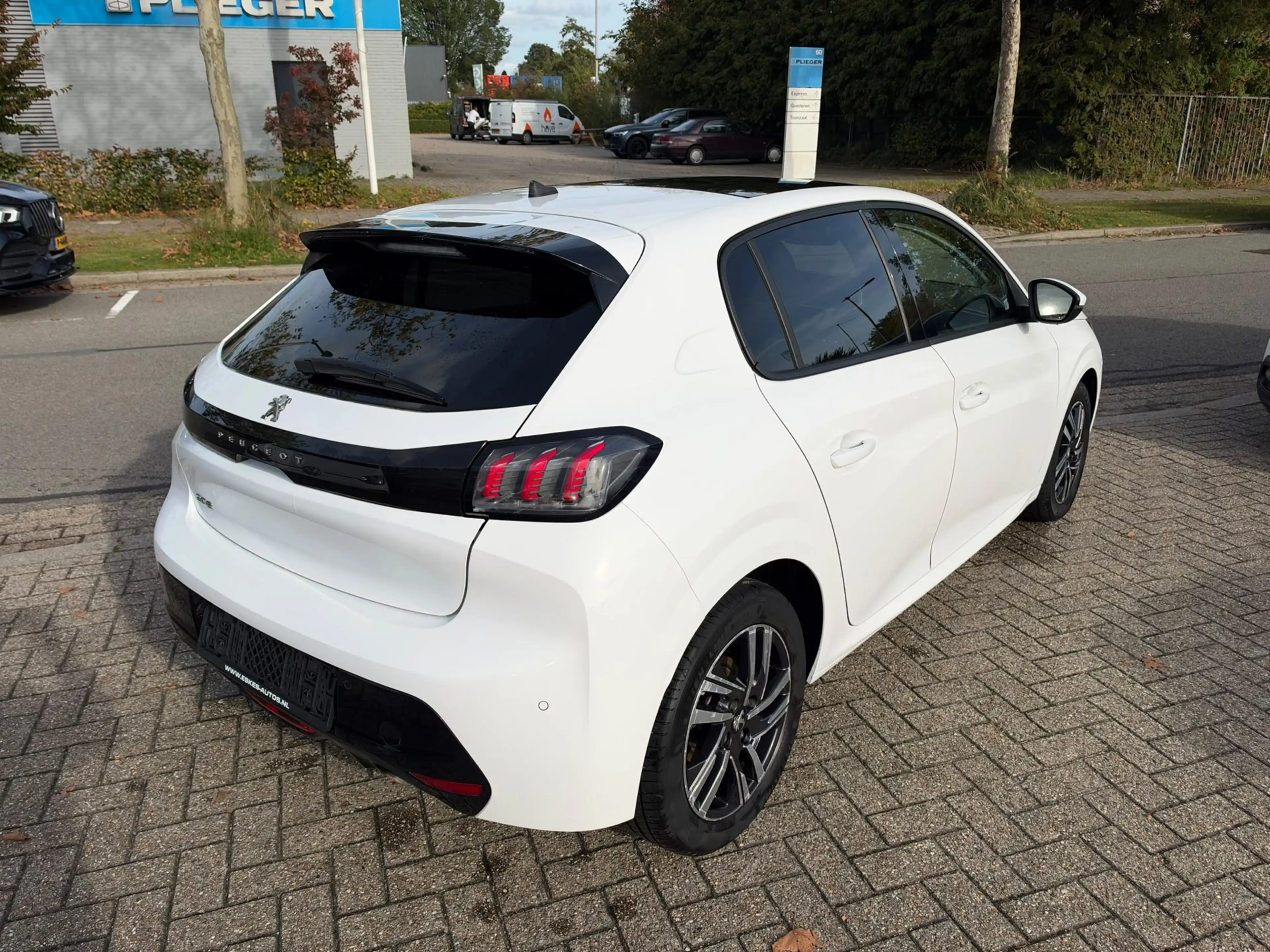 Peugeot 208 1.2 PureTech Allure,Panodak, Navi, Camera, Keyless — photo 2