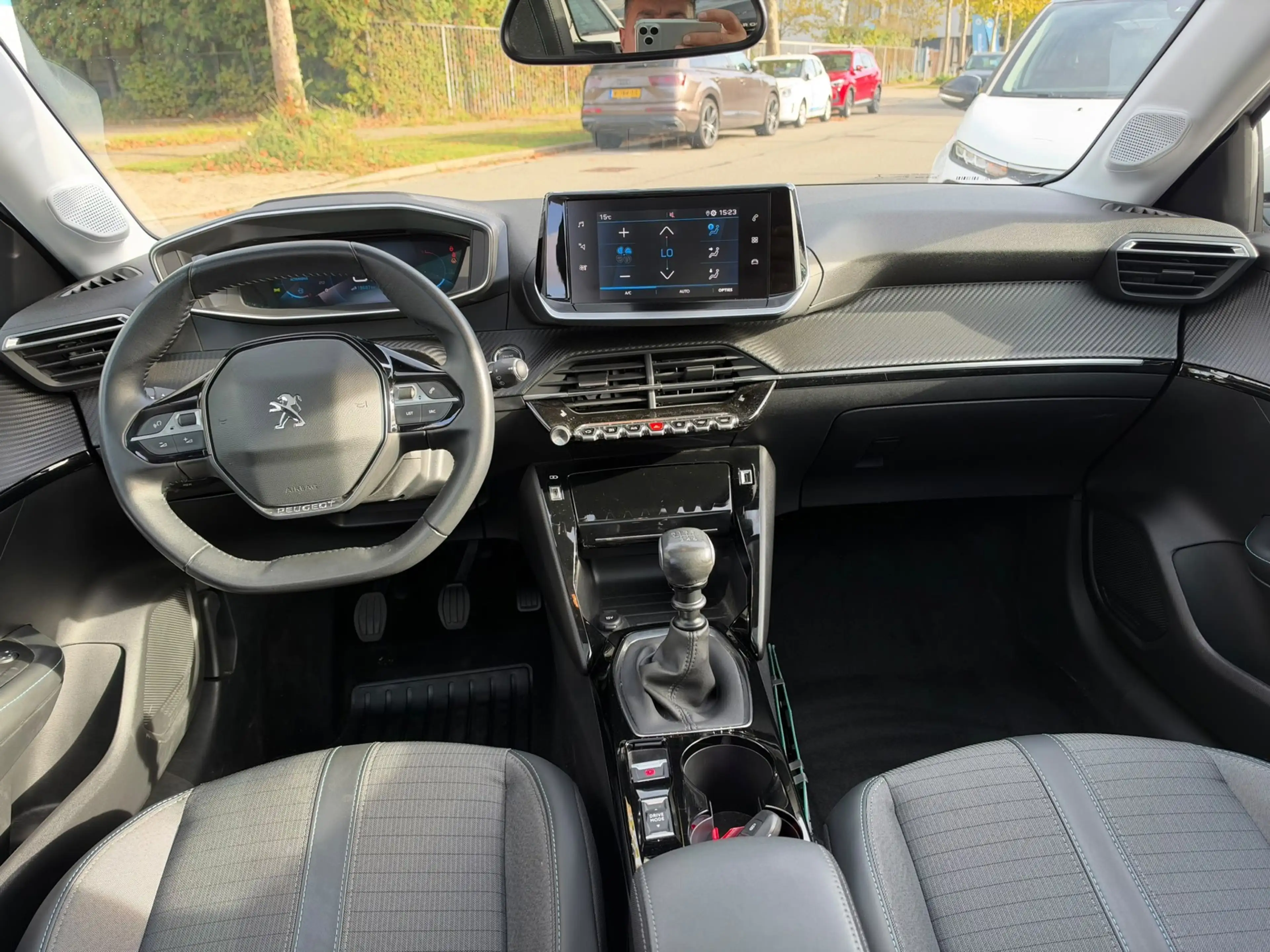 Peugeot 208 1.2 PureTech Allure,Panodak, Navi, Camera, Keyless — photo 3