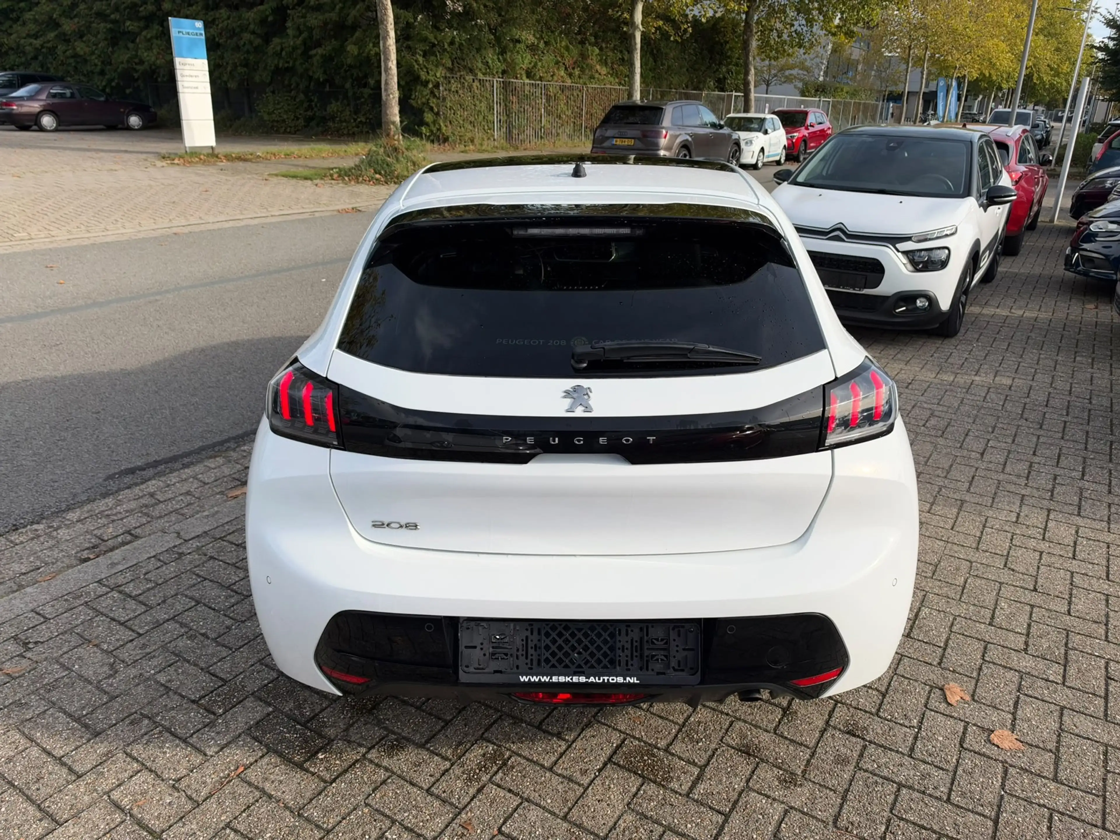 Peugeot 208 1.2 PureTech Allure,Panodak, Navi, Camera, Keyless — photo 6