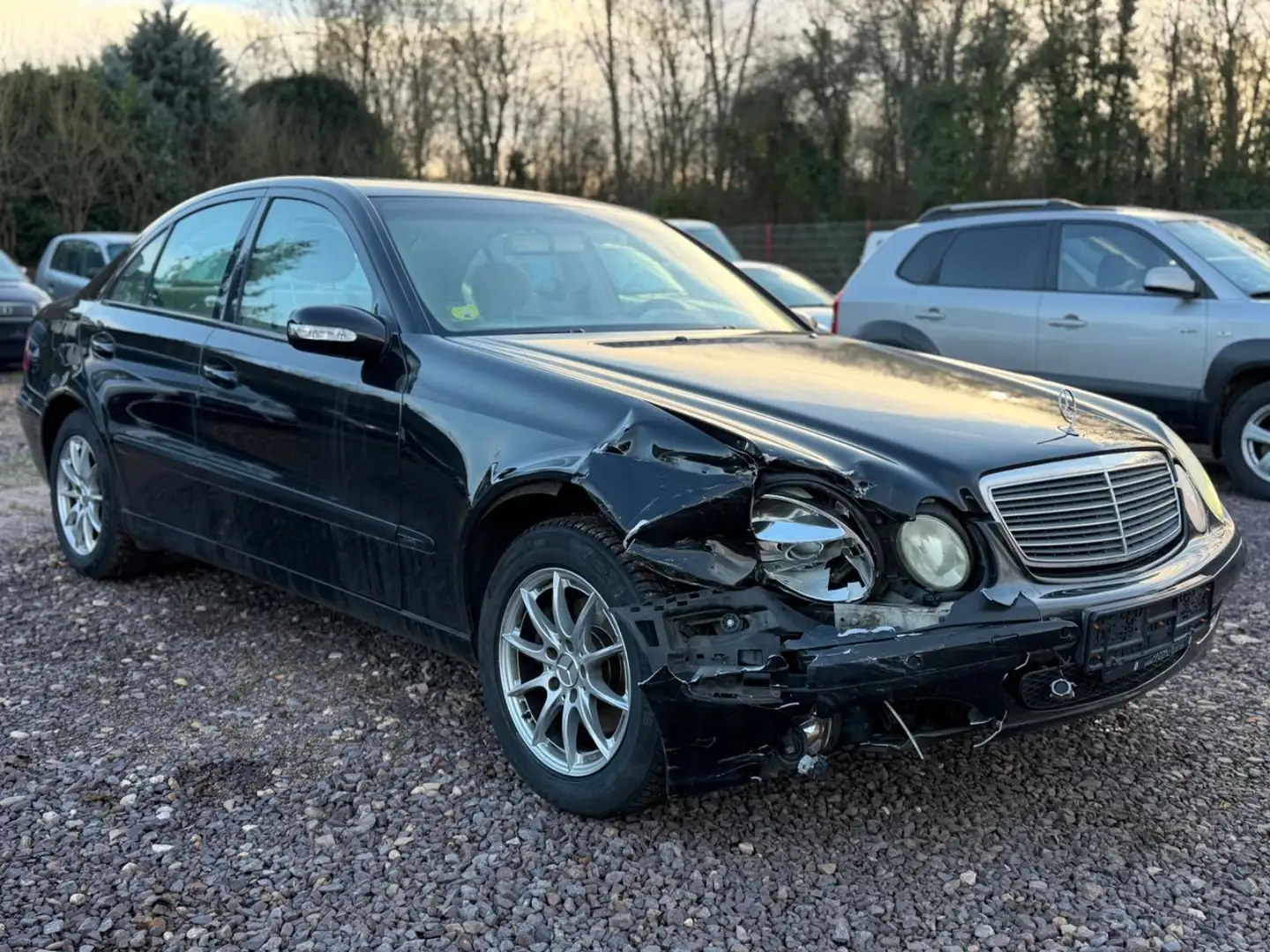 Mercedes-Benz E 240 Lim. Automatik Unfall Schwarz - 2