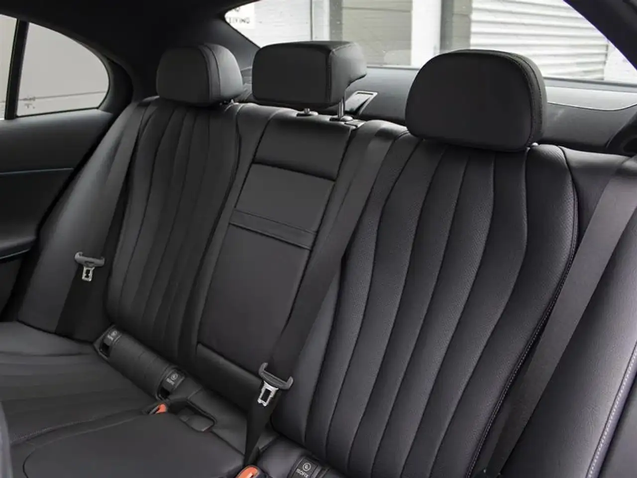 Mercedes-Benz E-Class снимка Mercedes-Benz E-Class