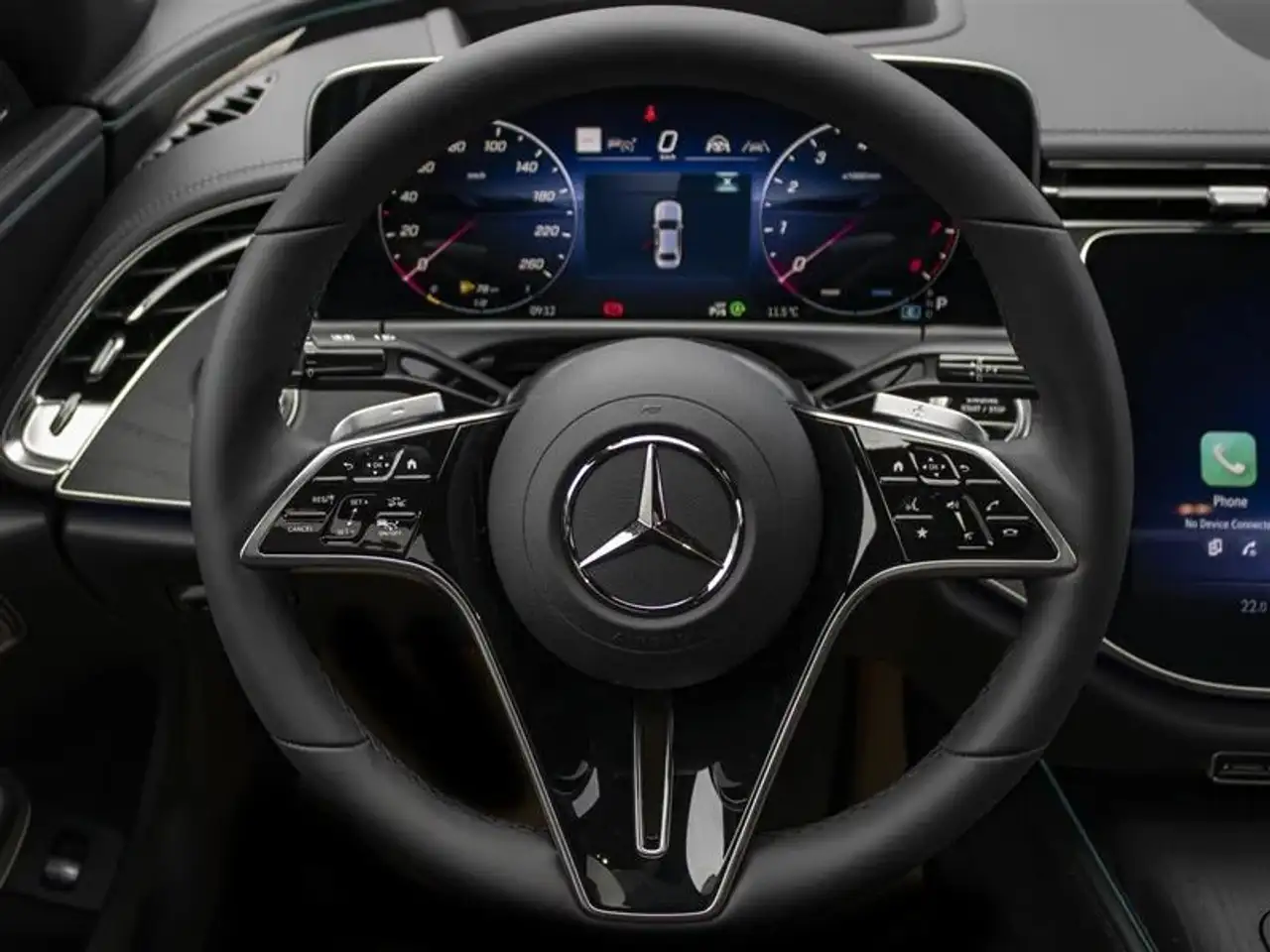 Mercedes-Benz E-Class снимка Mercedes-Benz E-Class