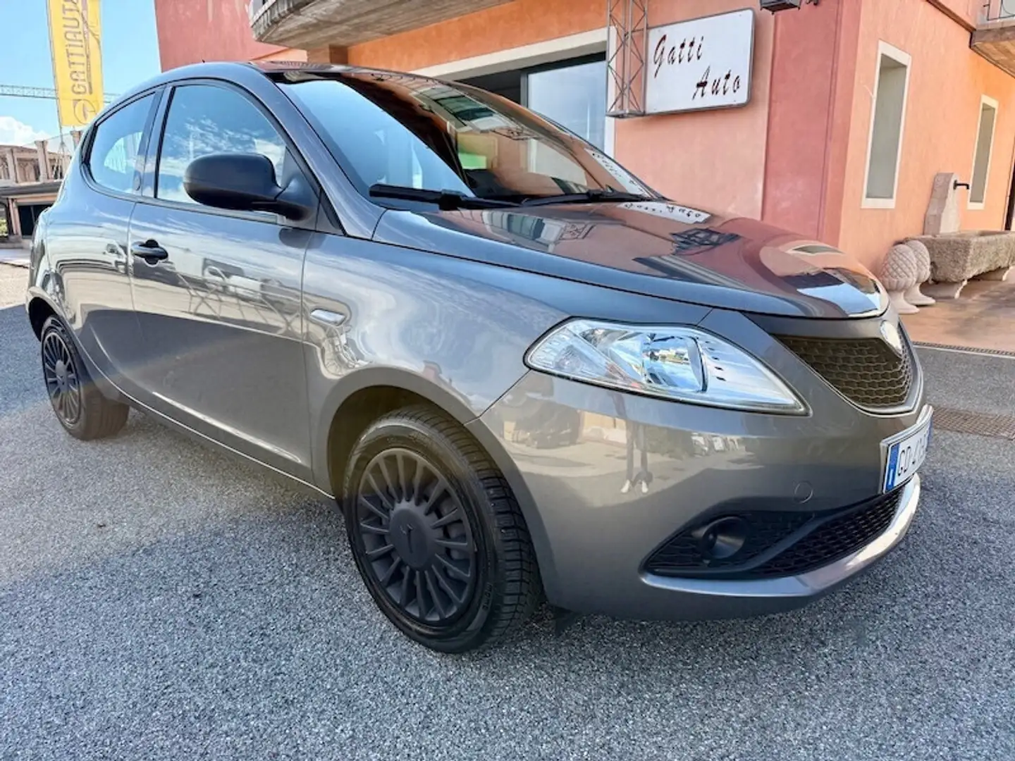 Lancia Ypsilon 1.0 FireFly 5 porte S&S Hybrid Ecochic Silver Grau - 1
