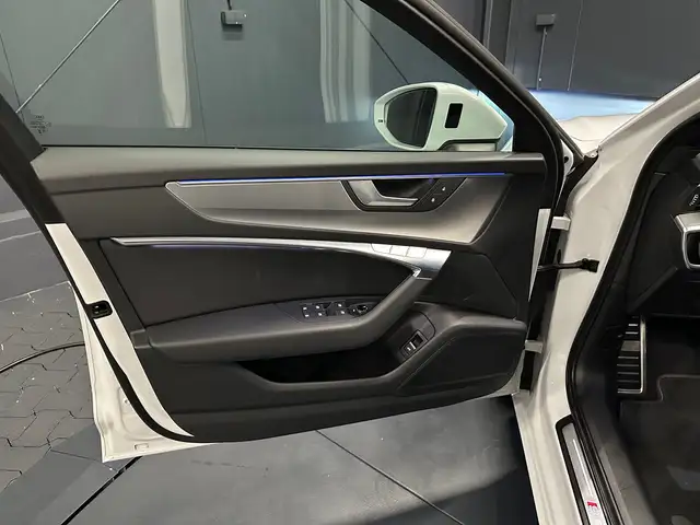 Audi A6 Avant view 13