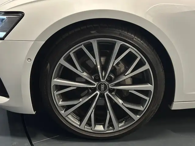 Audi A6 Avant view 9