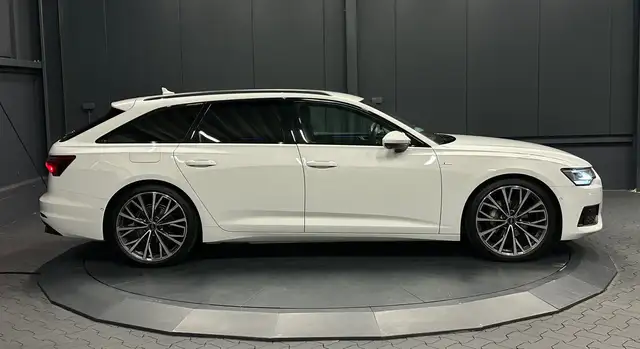 Audi A6 Avant view 6