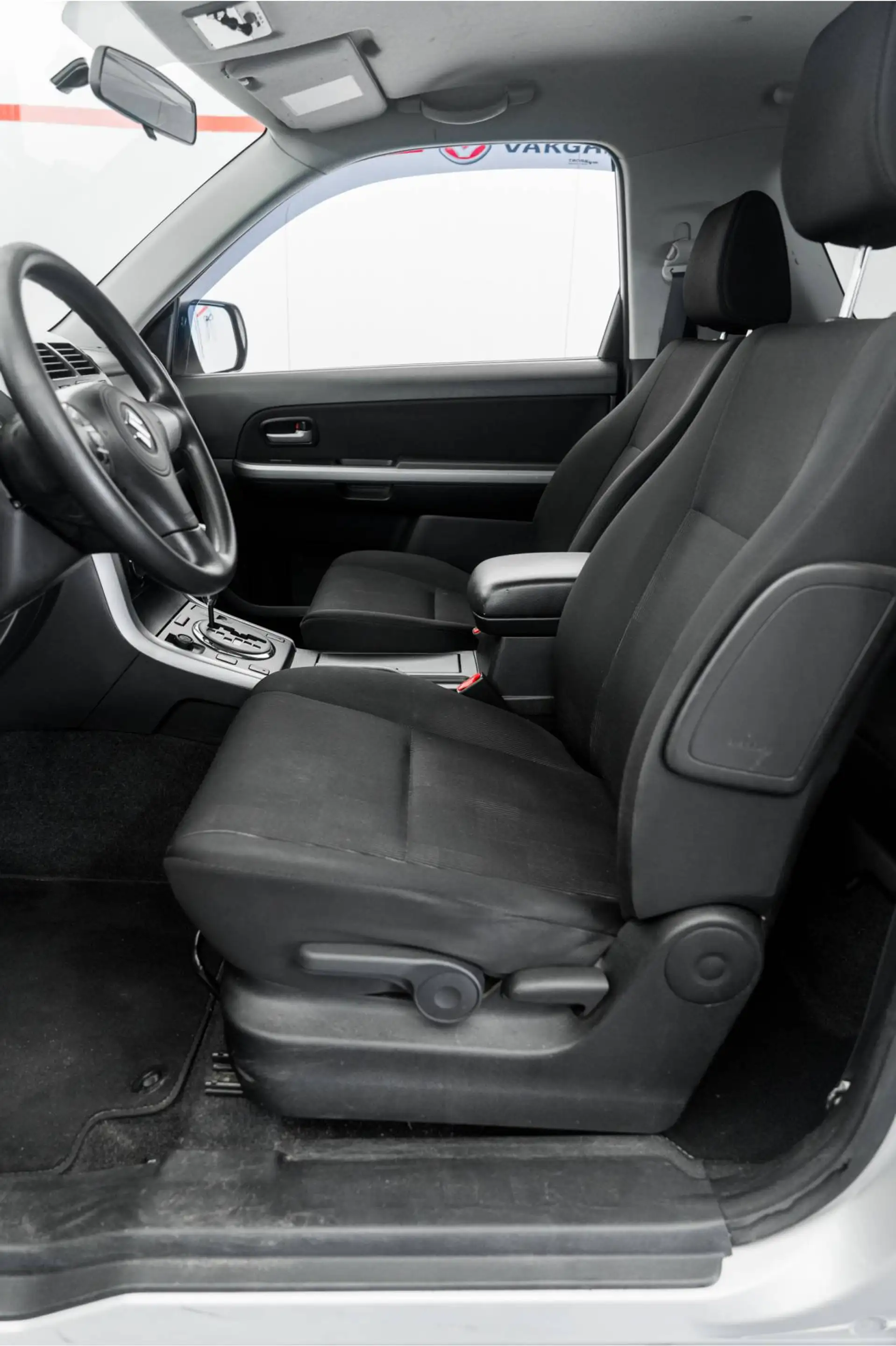 Suzuki Grand Vitara 2.4 Exclusive — photo 9