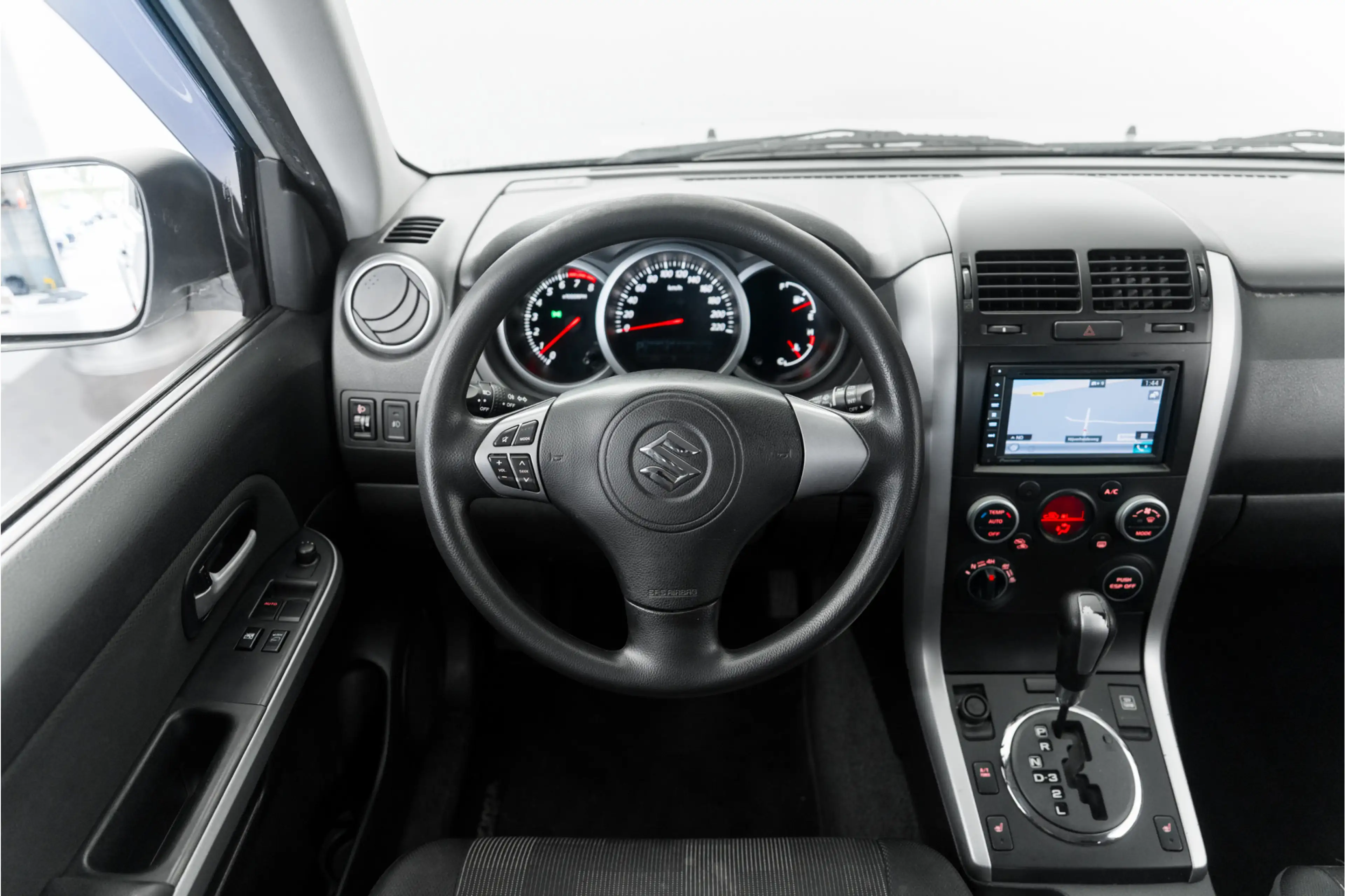 Suzuki Grand Vitara 2.4 Exclusive — photo 4