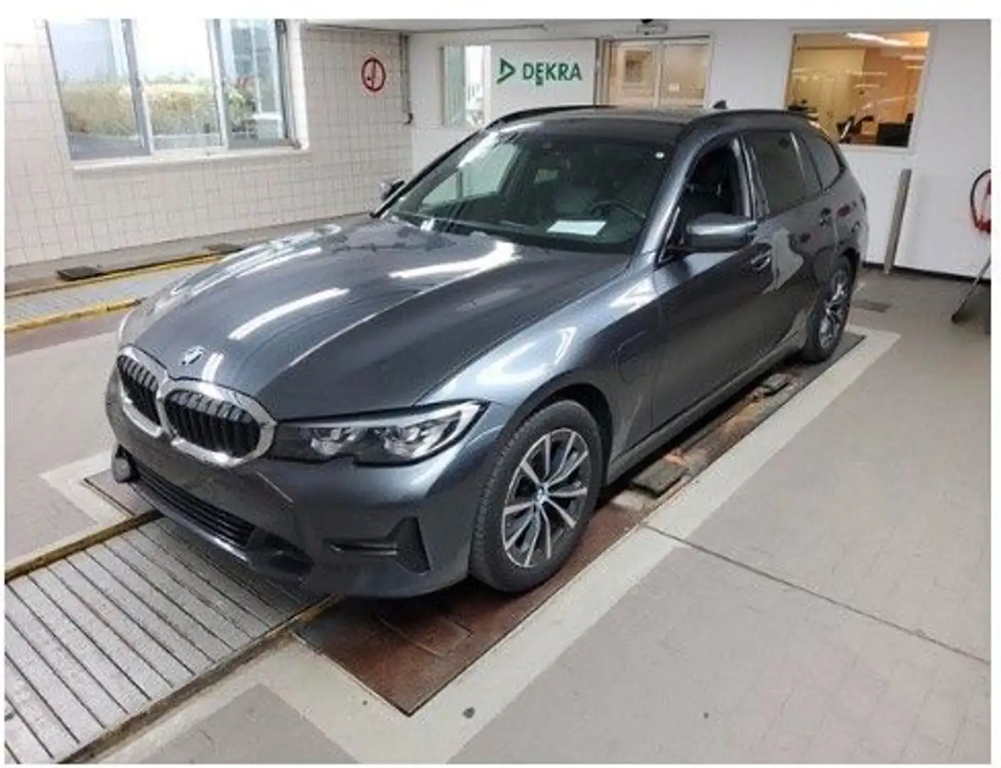 BMW 330 e Sport Line Brems&DrivAss/SportBoost/Harman Grau - 1