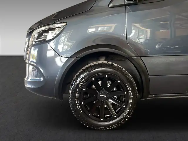 Mercedes-Benz Sprinter view 4