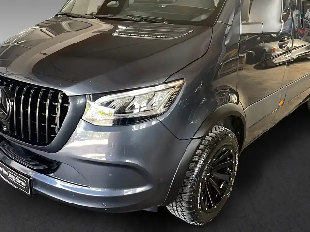 Mercedes-Benz Sprinter view 3