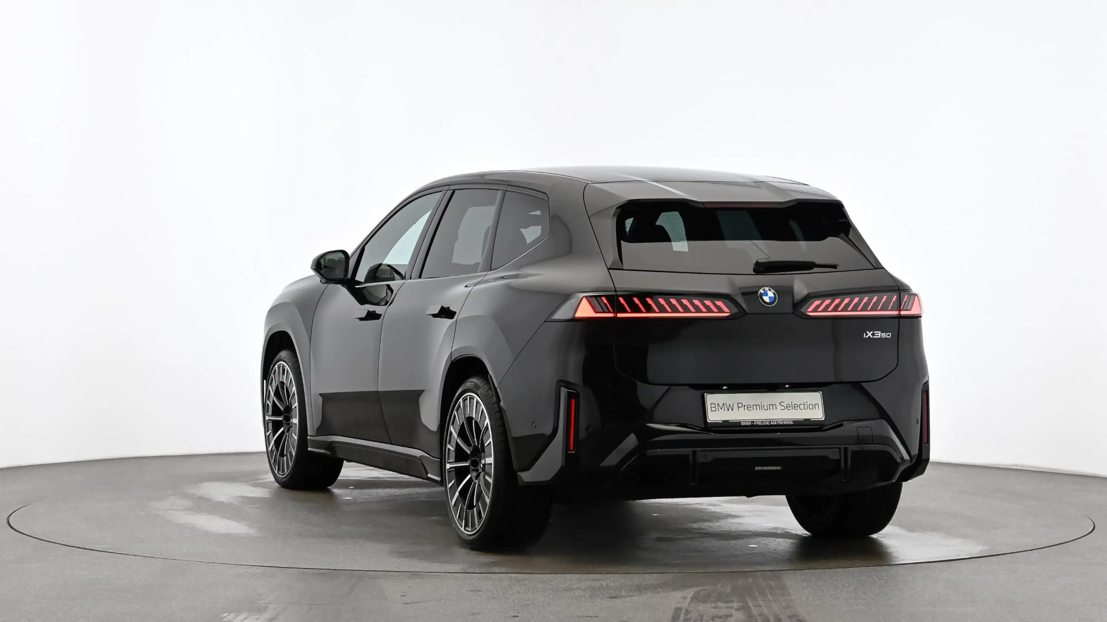 BMW iX3 50 xDrive — photo 3