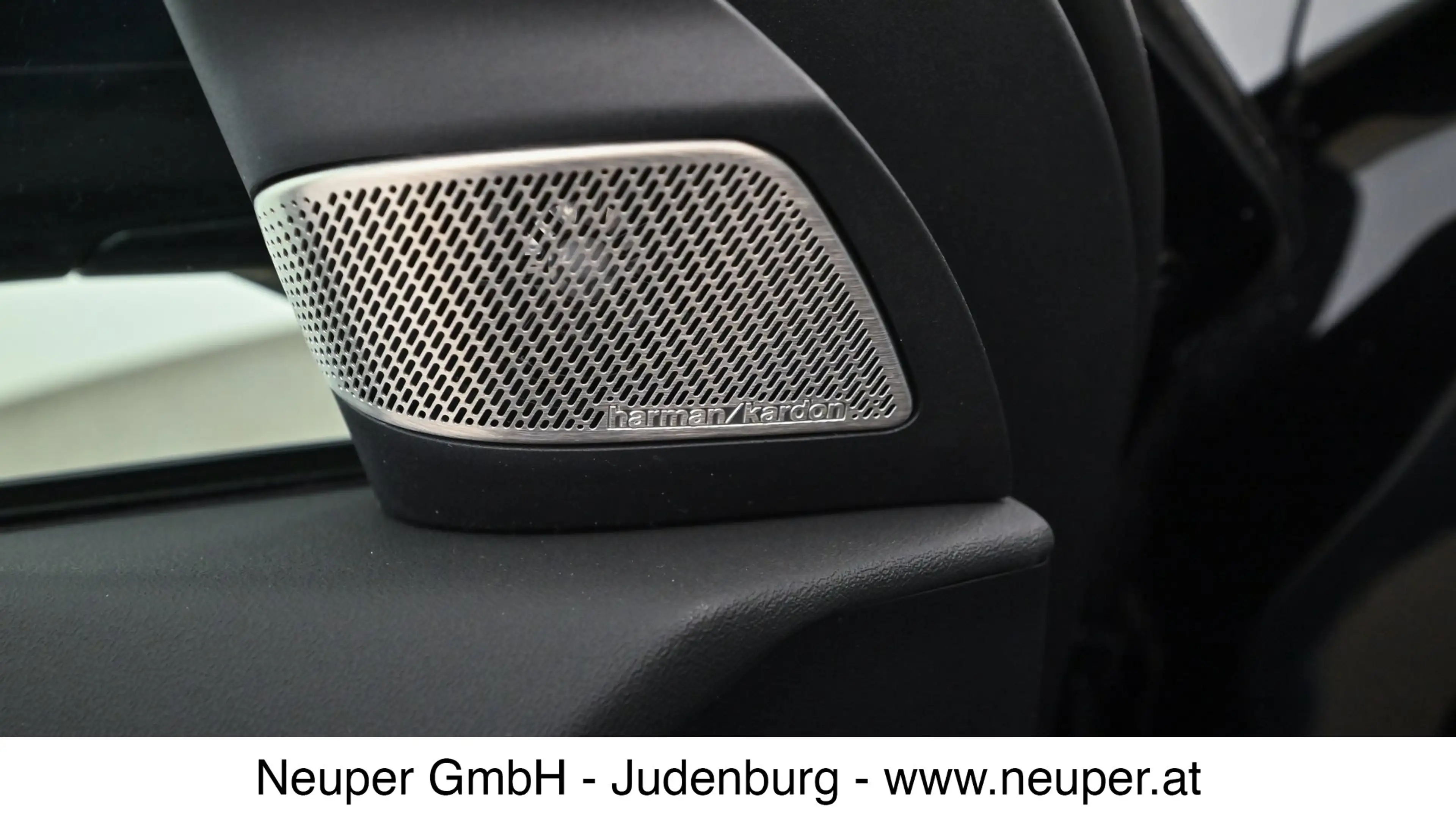 BMW iX3 50 xDrive — photo 14