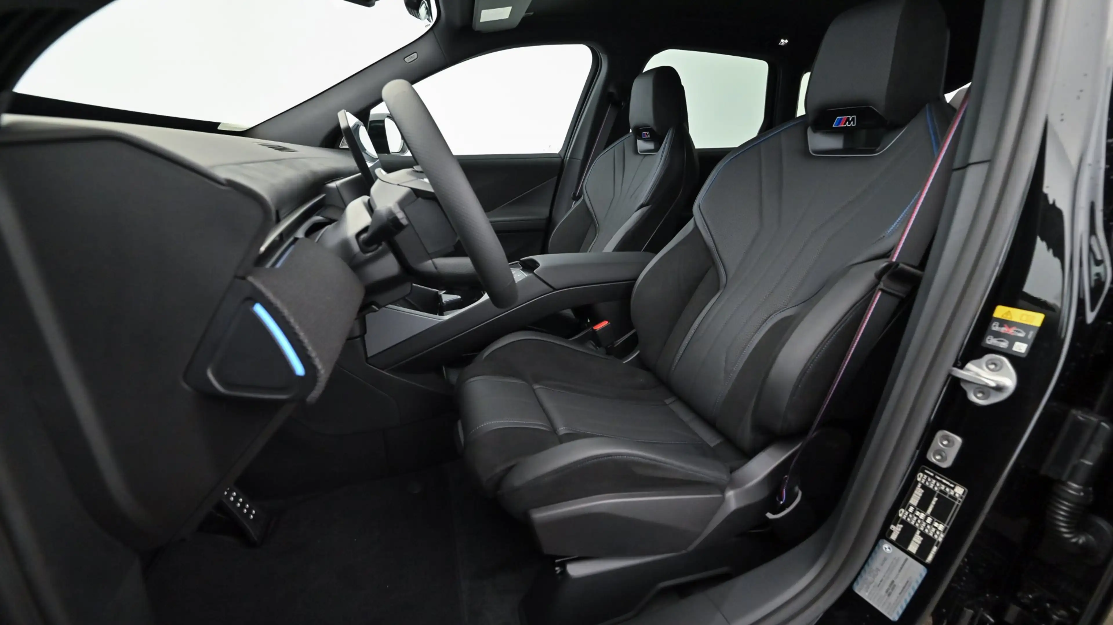 BMW iX3 50 xDrive — photo 10