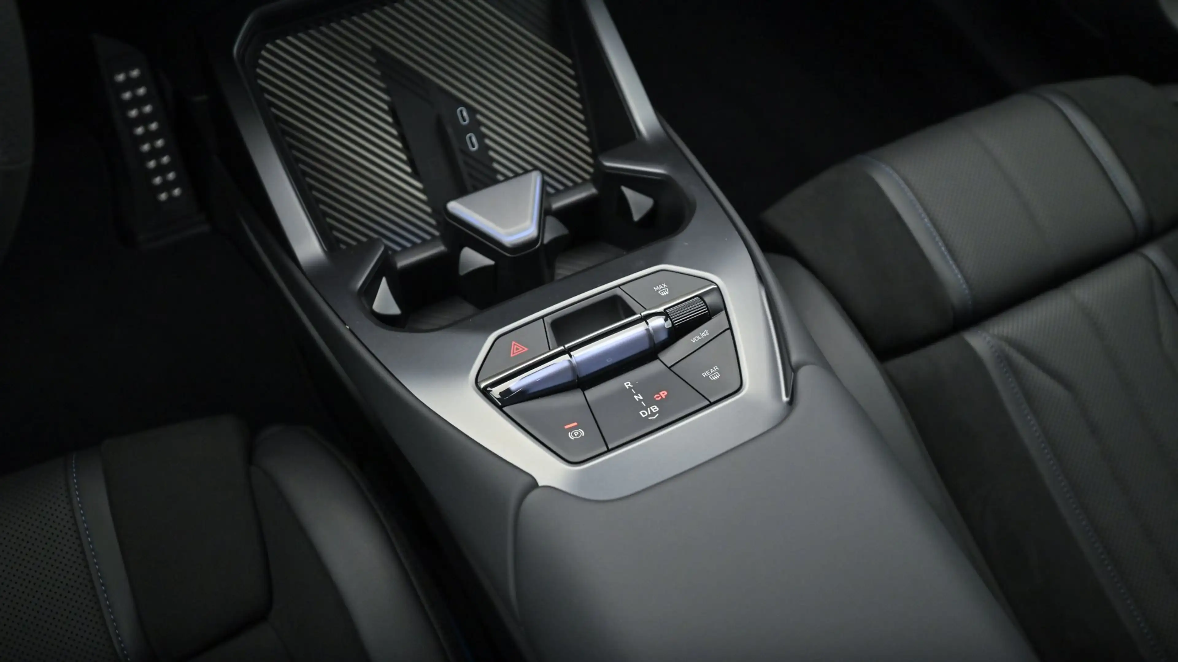 BMW iX3 50 xDrive — photo 8
