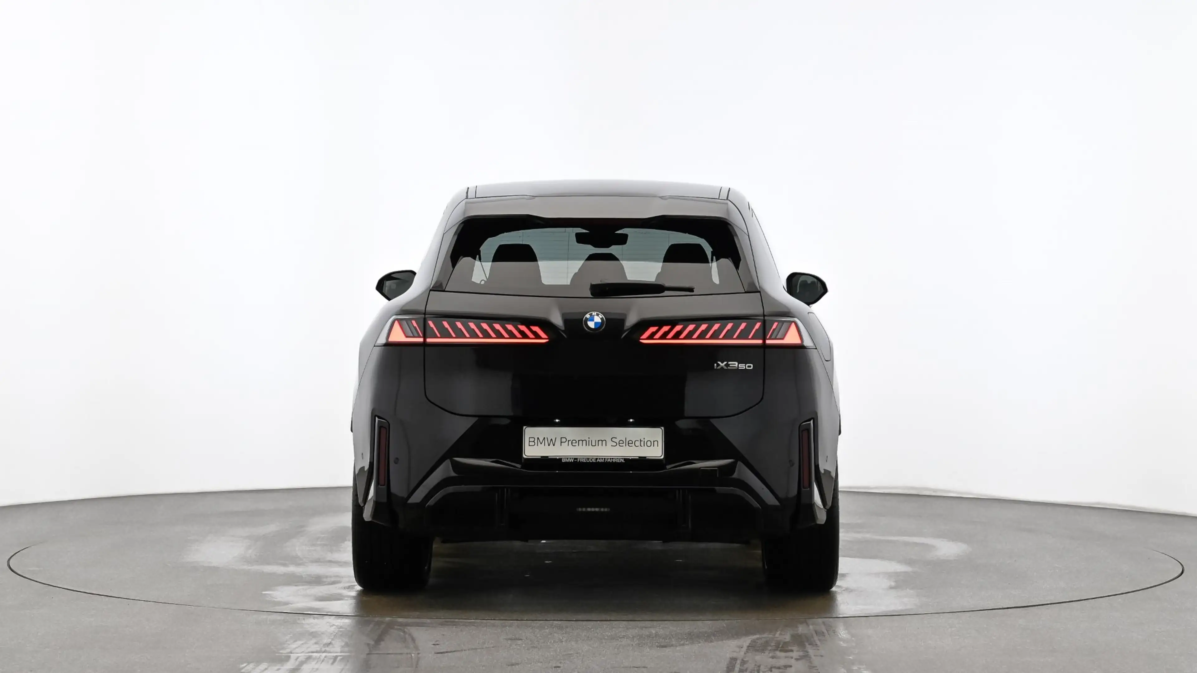 BMW iX3 50 xDrive — photo 2