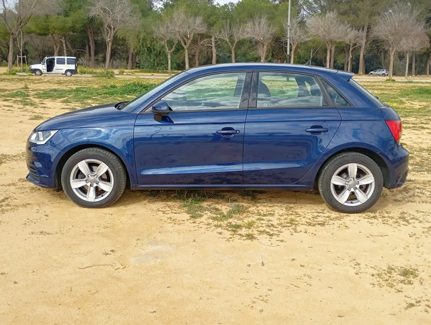 Audi A1 Sportback 1.4TDI Active Kit Azul - 2