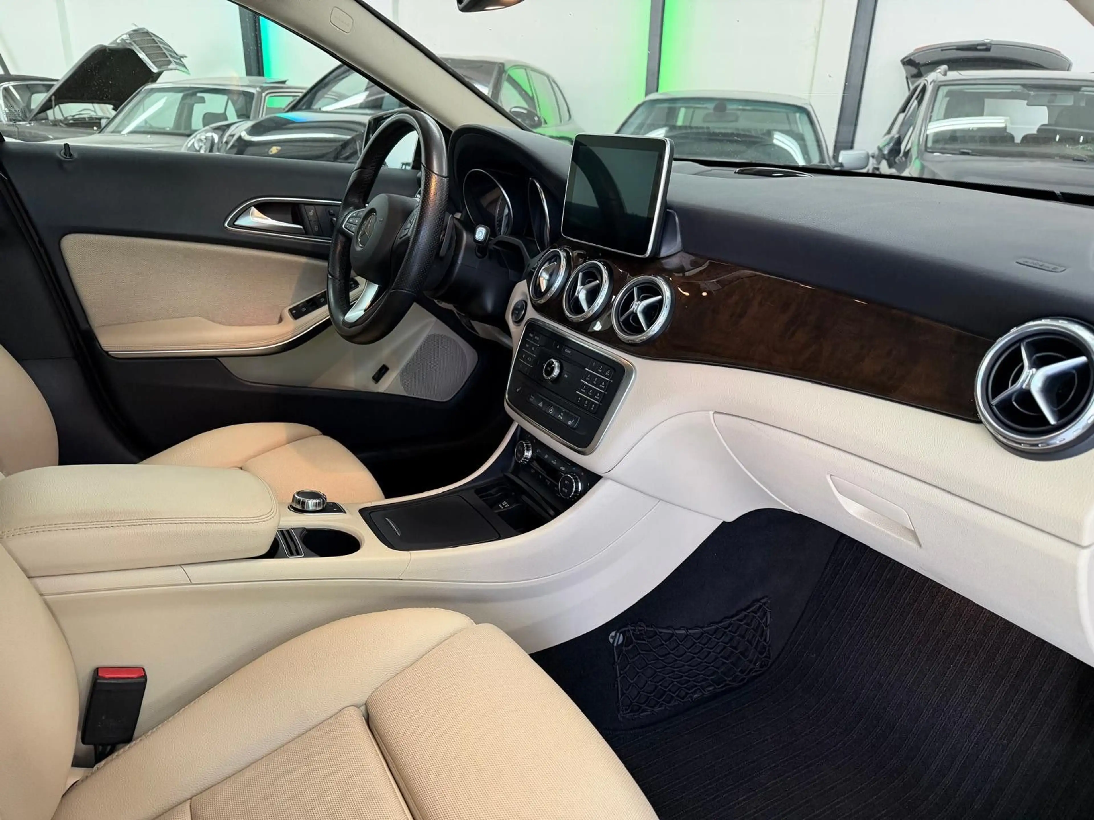 Mercedes-Benz GLA 200 -AMG Line -20" -Automatik -Style — photo 7