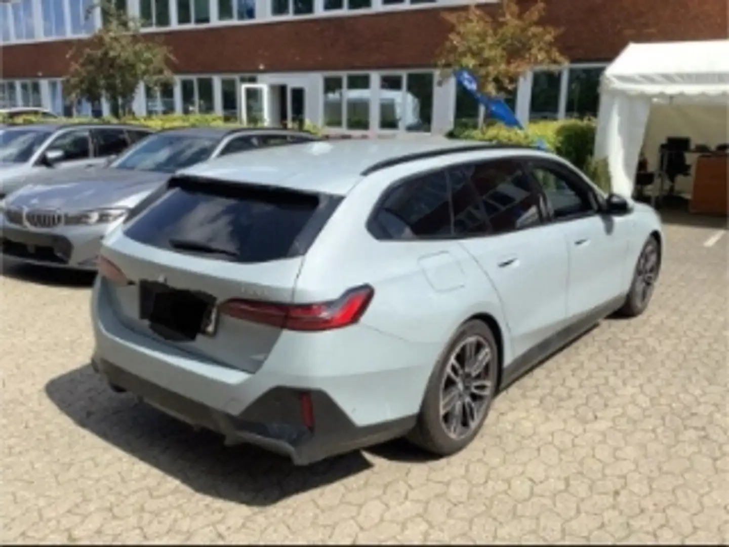 BMW 520 i M-Sport PRO Sommer19'' AHK ICONIC H/K DA+ MemoSi Grau - 2