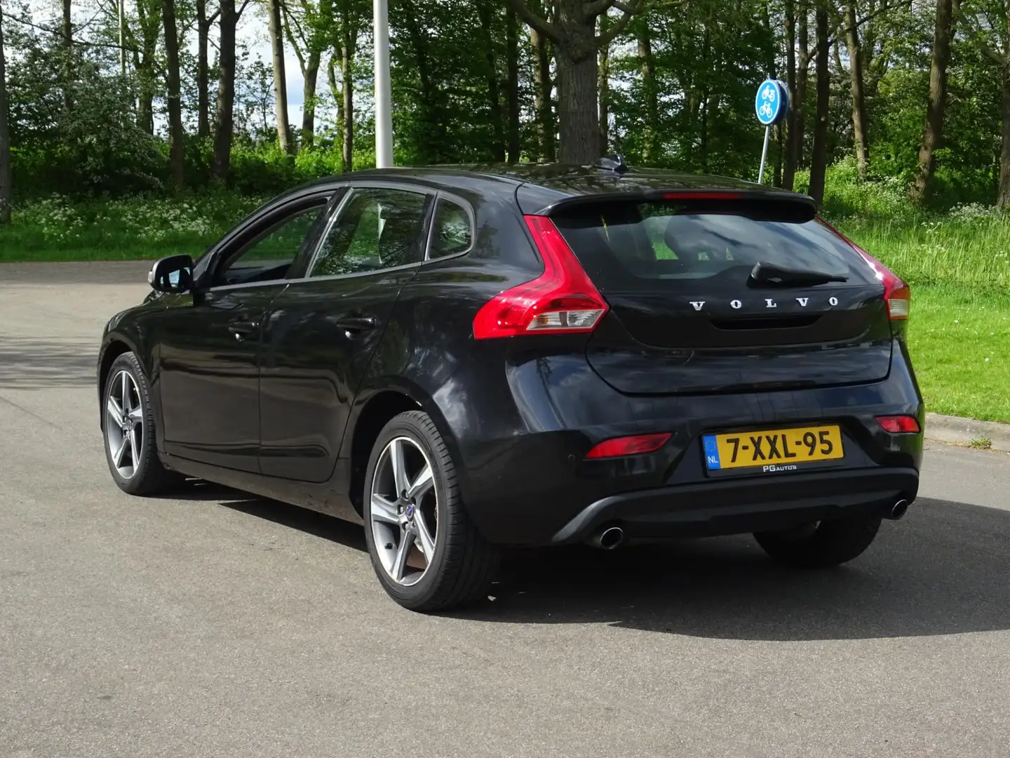 Volvo V40 2.0 D4 Kinetic Business NAP/NAVI/CRUISE/PDC/APK Zwart - 2