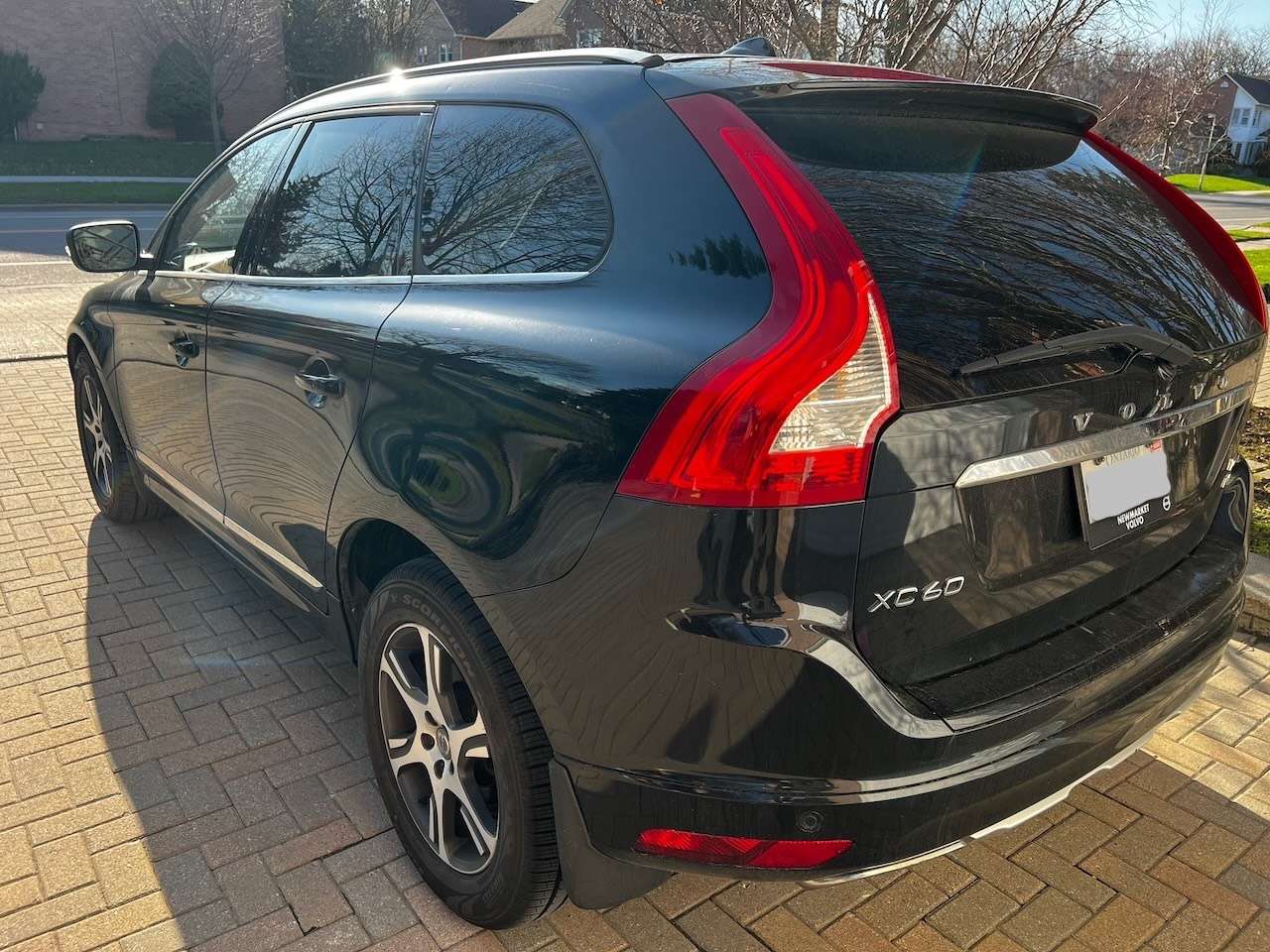 2015 Volvo XC60 T6 Platinum alt 3
