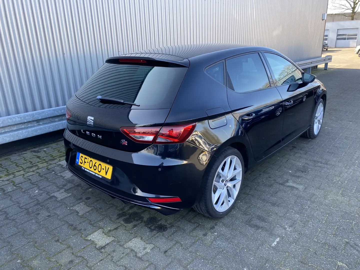 SEAT Leon 1.8 TSI FR Business 120Dkm, 5-Drs, Leer/Alc, AUTOM Zwart - 2