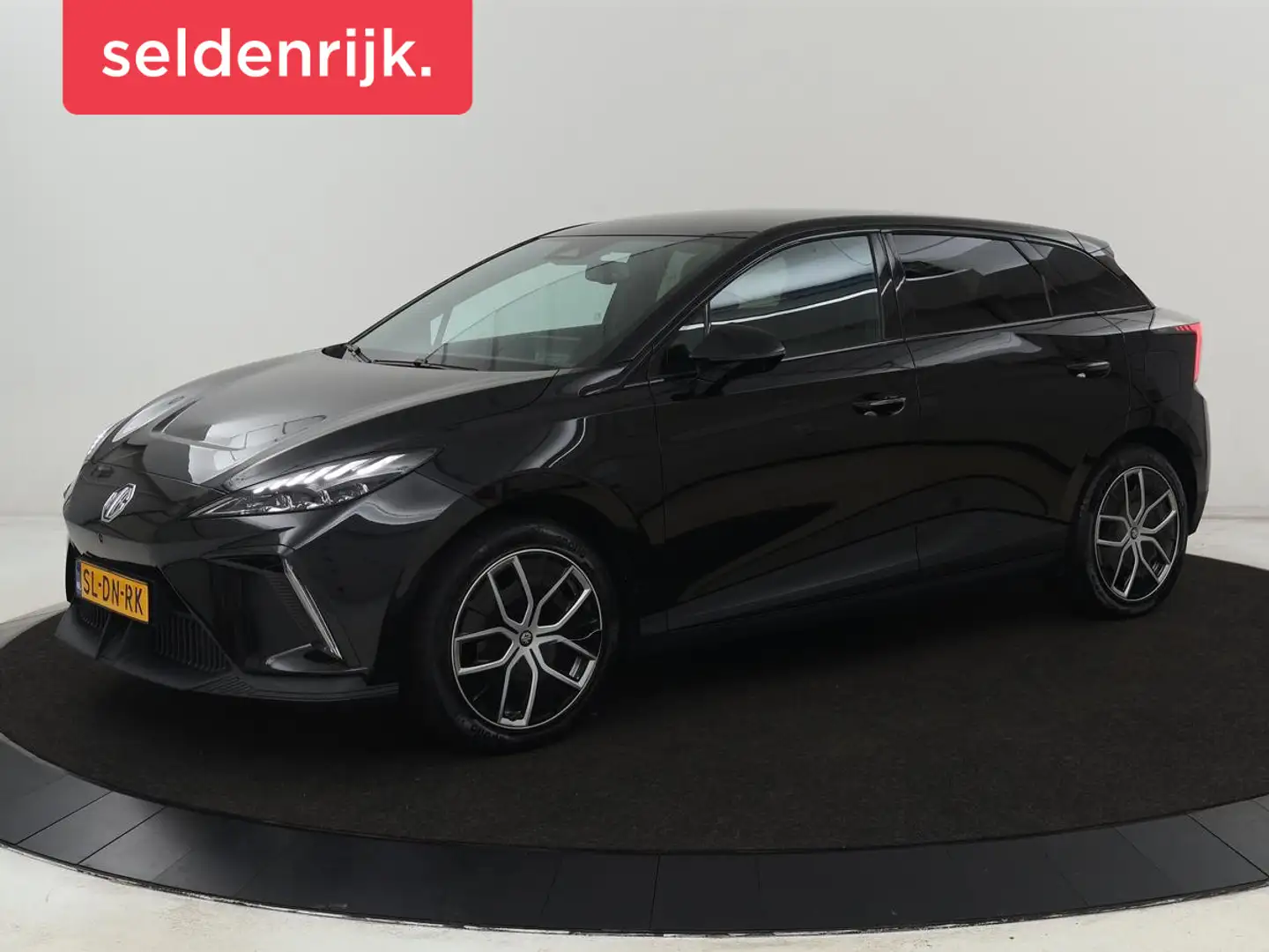 MG MG4 Luxury 64 kWh | Stoel & stuurverwarming | Warmtepo Zwart - 1