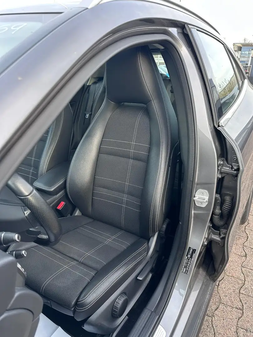 Mercedes-Benz GLA 180 GLA 180+XENON+PANORAMA+SITZHEIZUNG+TÜV NEU+ Gris - 2