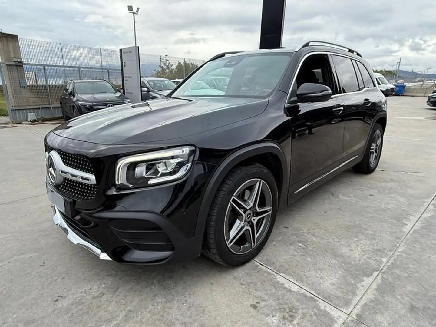 Mercedes-Benz GLB 200 GLB 200 d Automatic 4Matic Premium Zwart - 1