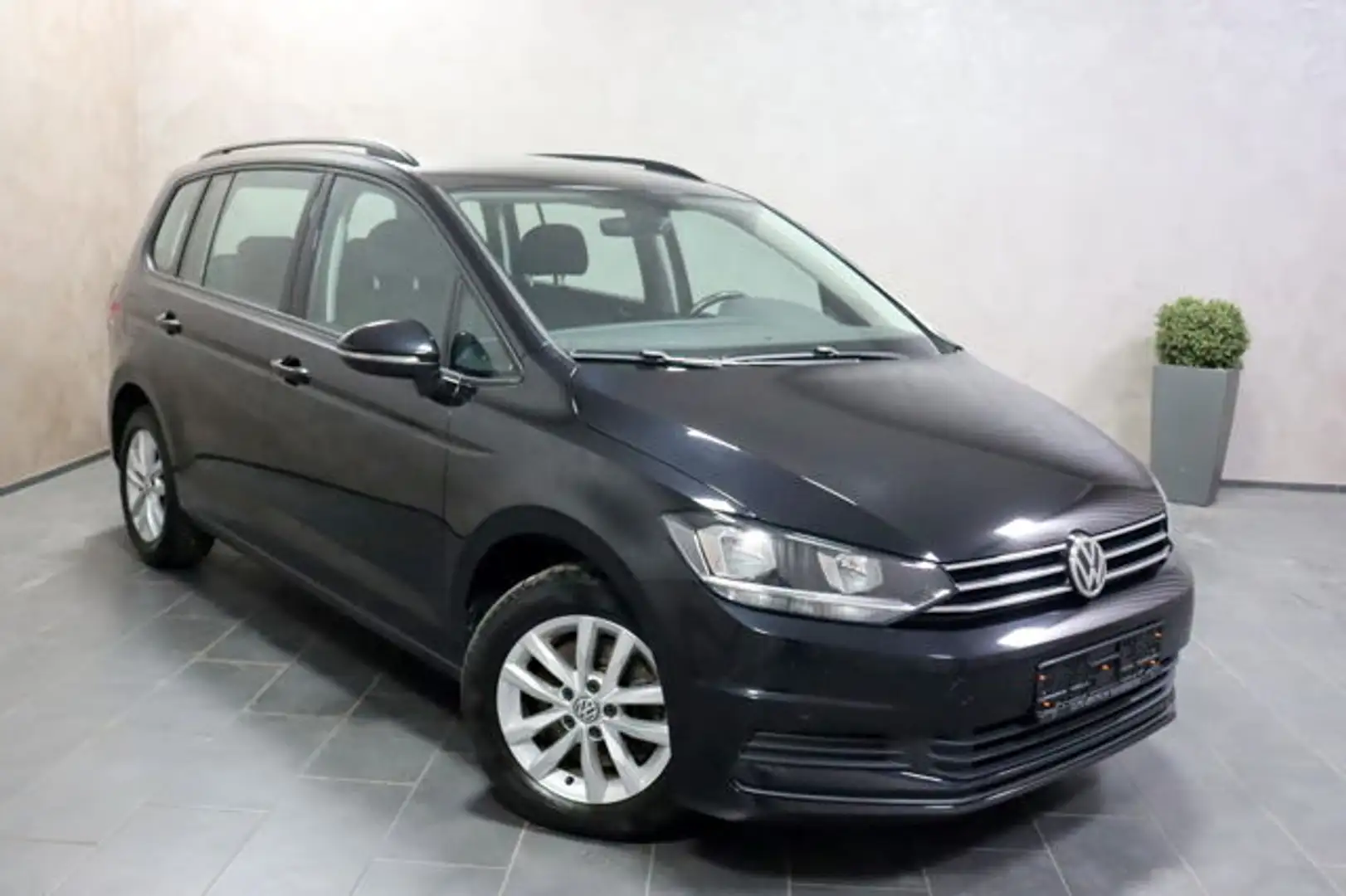 Volkswagen Touran 7-Sitzer Comfortline AHK NAVI SHZ PDC LMF Schwarz - 2