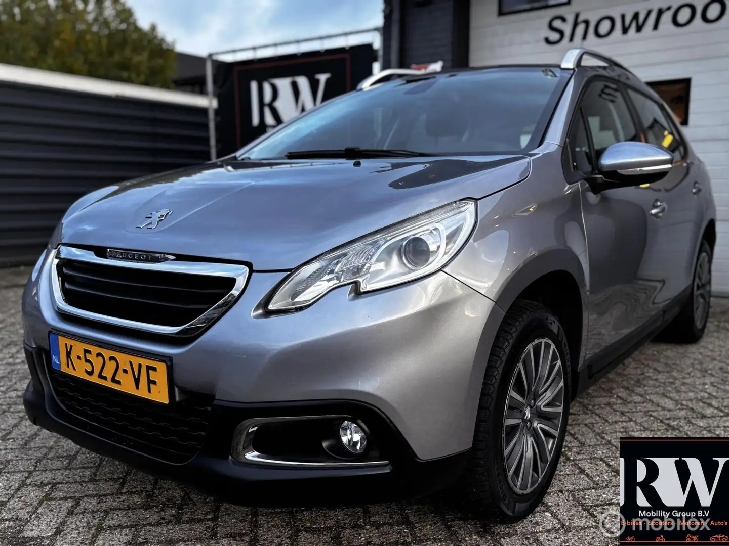 Peugeot 2008 1.2 VTi Active Pack Premium Grijs - 1