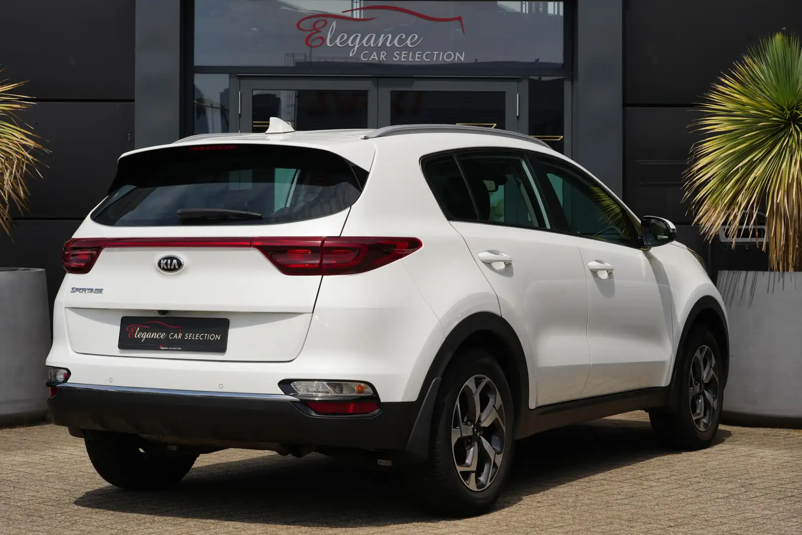 Kia Sportage 1.6 GDI DynamicLine 132pk Navigatie/Stoelverwarmin Bílá - 2