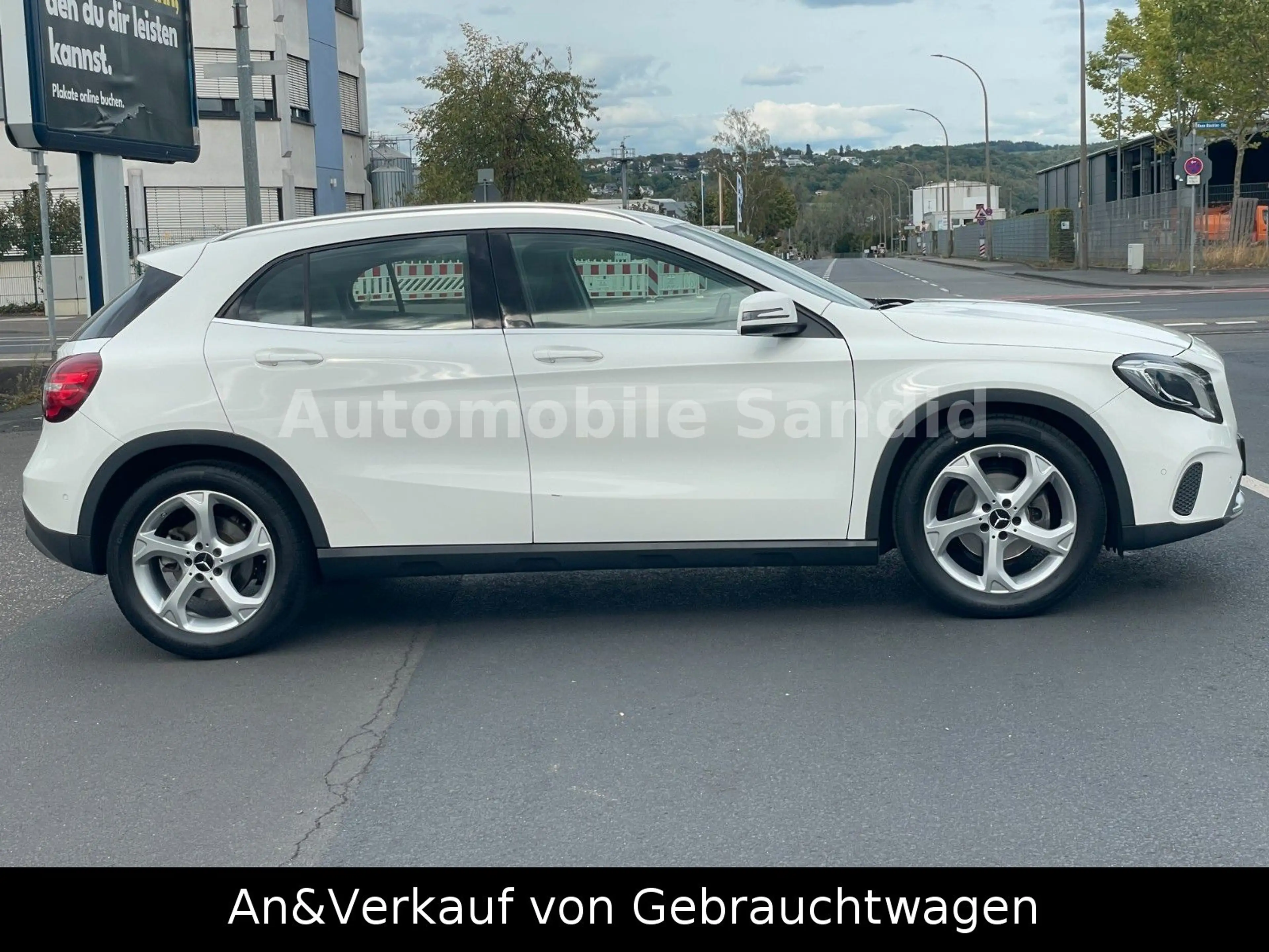 Mercedes-Benz GLA 180 *Navi*Kamera*AHK*LED*SHZ*Klima*AUTOMATIK* — photo 4