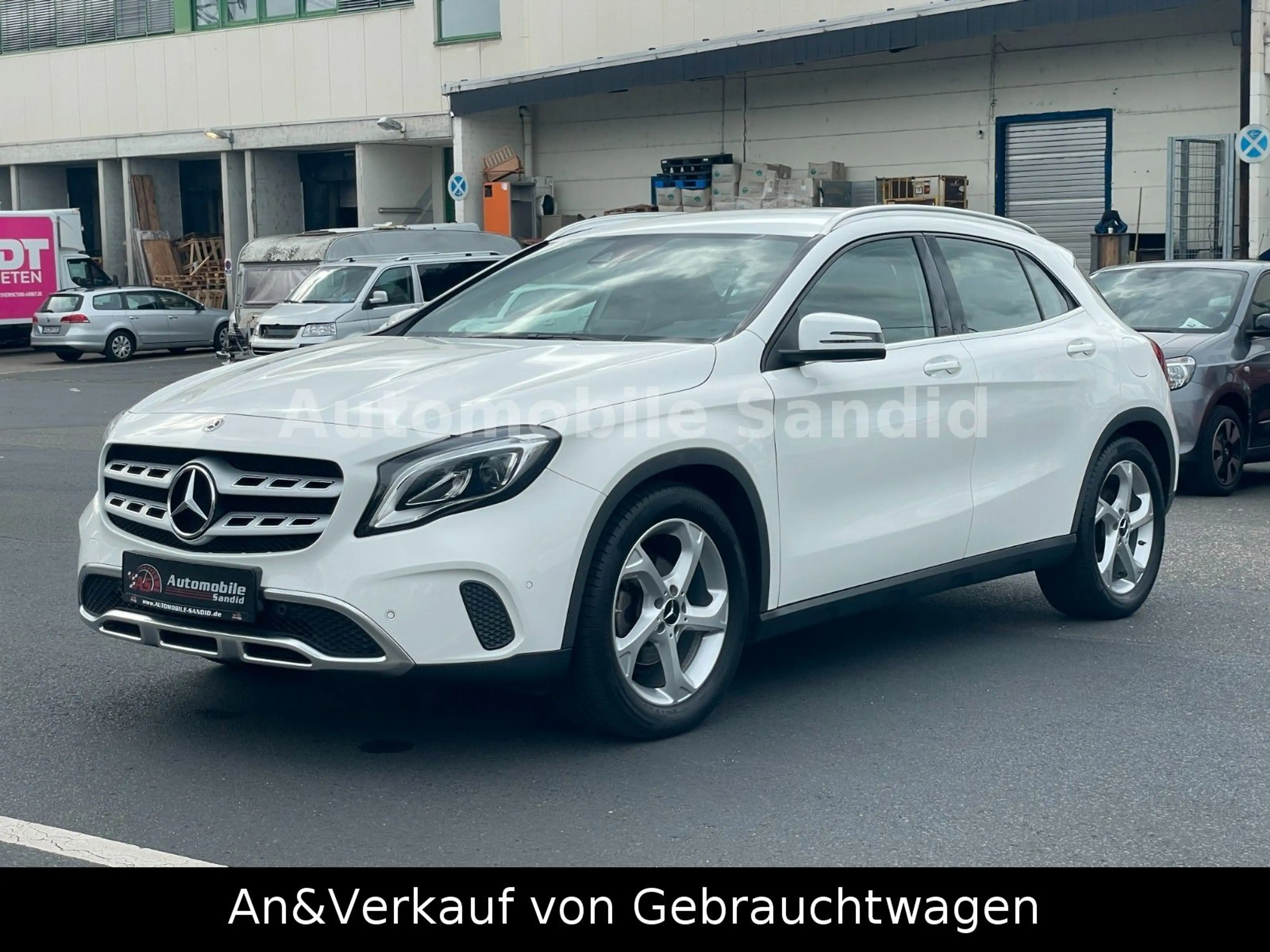 Mercedes-Benz GLA 180 *Navi*Kamera*AHK*LED*SHZ*Klima*AUTOMATIK*