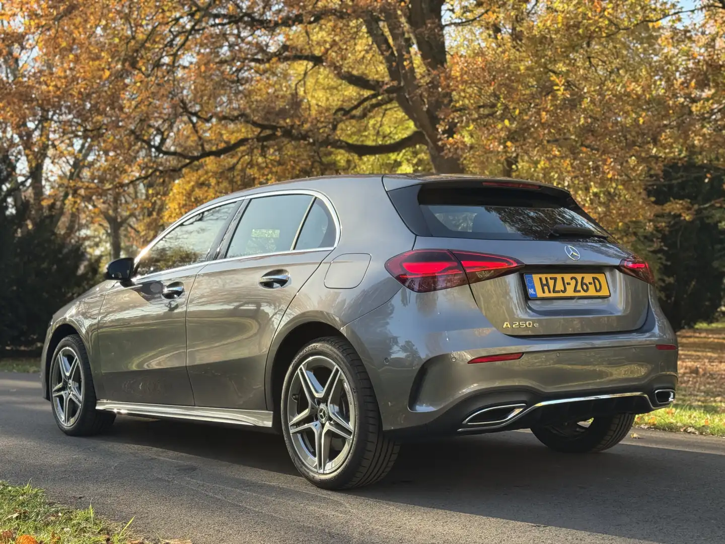 Mercedes-Benz A 250 e AMG Line Grau - 2