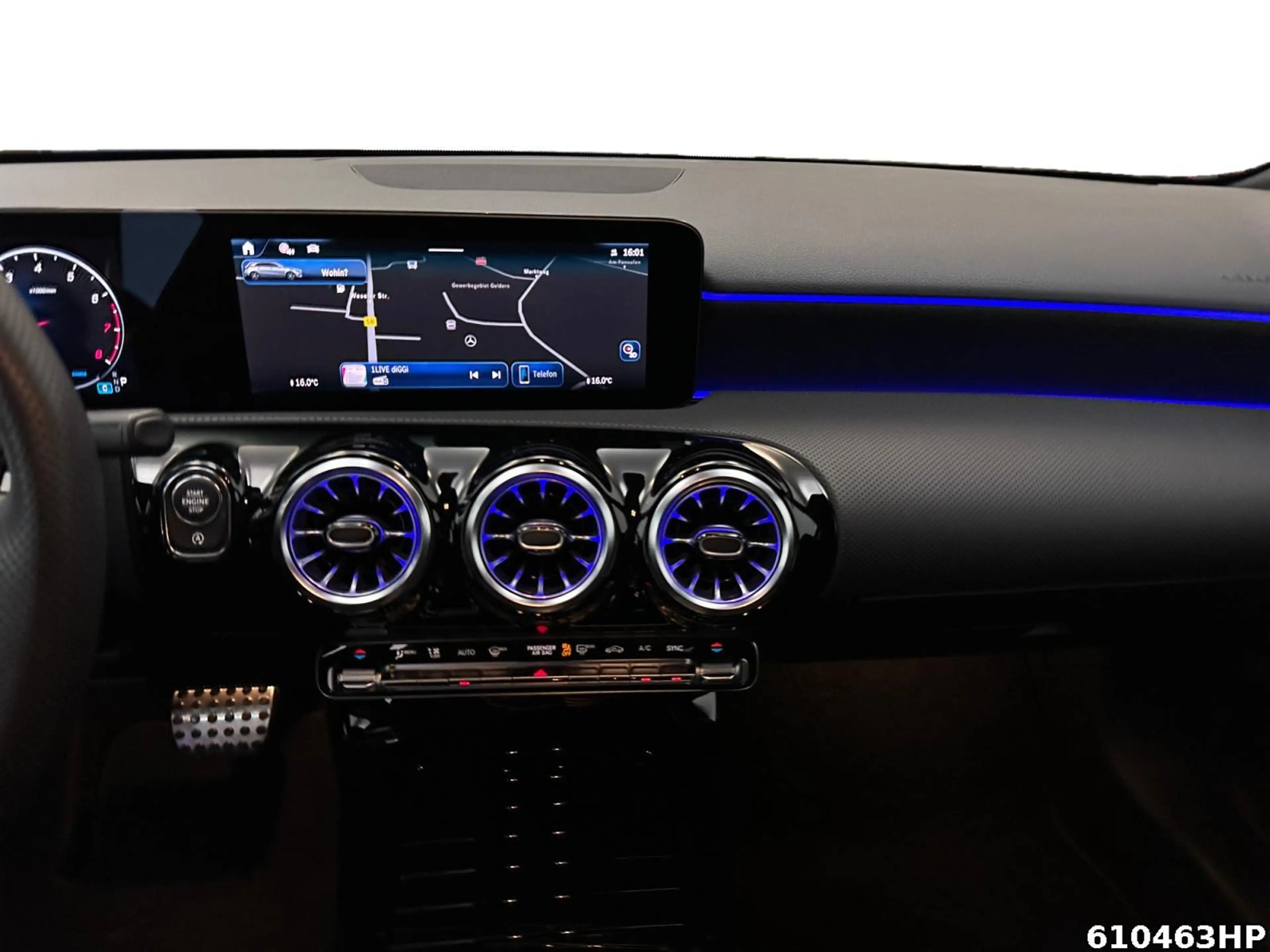 Mercedes-Benz A 180 AMG  Pano Night 360° Multibeam Keyless 19" — photo 14
