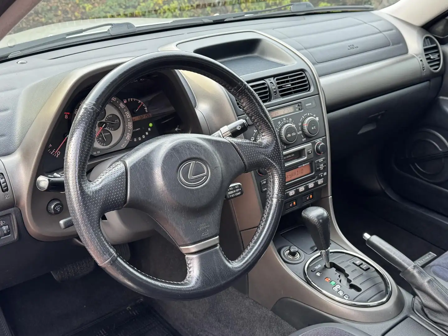 Lexus IS 200 Executive Zeer netjes ''1e eigenaar'' Gris - 2