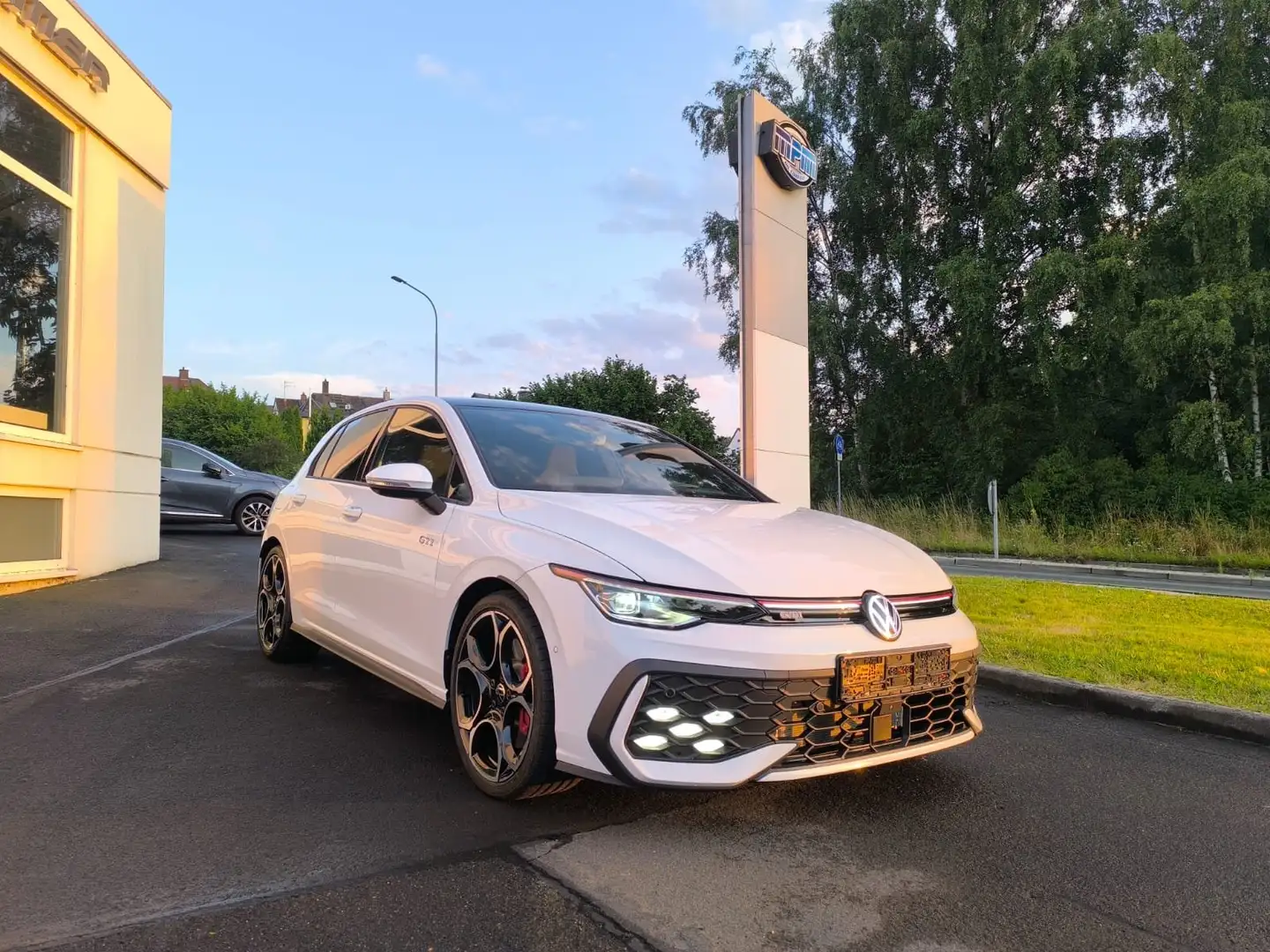 Volkswagen Golf GTI 195KW-AHK-Pano-IQLight-H&K Weiß - 2