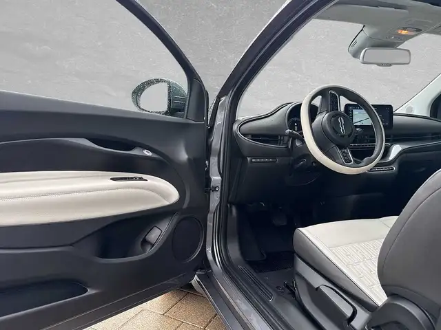 Fiat 500E view 5