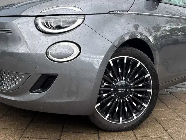 Fiat 500E view 13