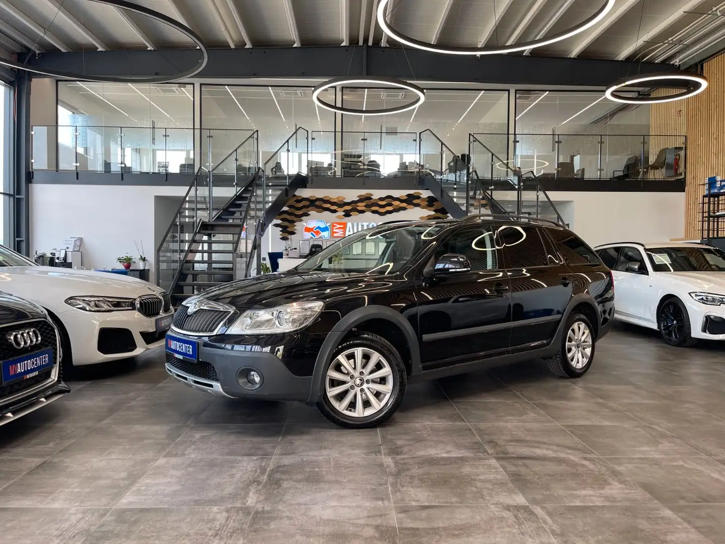 Skoda Octavia Combi Scout 4X4 *TÜV Neu*Xenon* Schwarz - 1