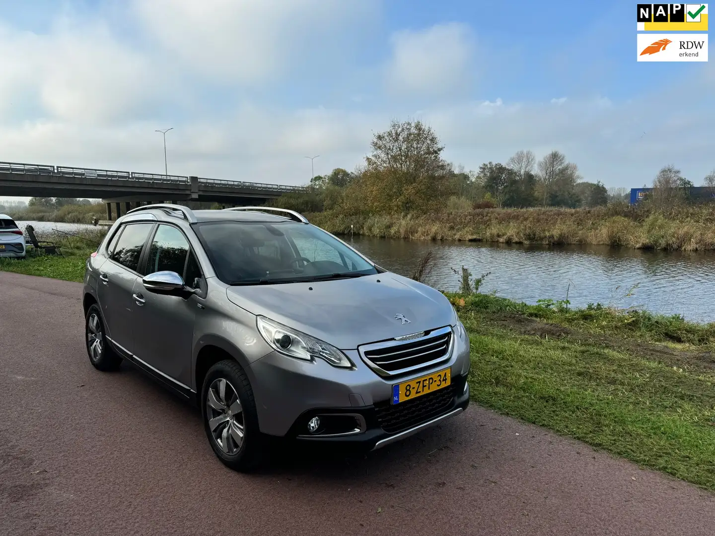 Peugeot 2008 1.2 PureTech Style|Pano|Dis=V.V|Dealer Onder.| Grijs - 1