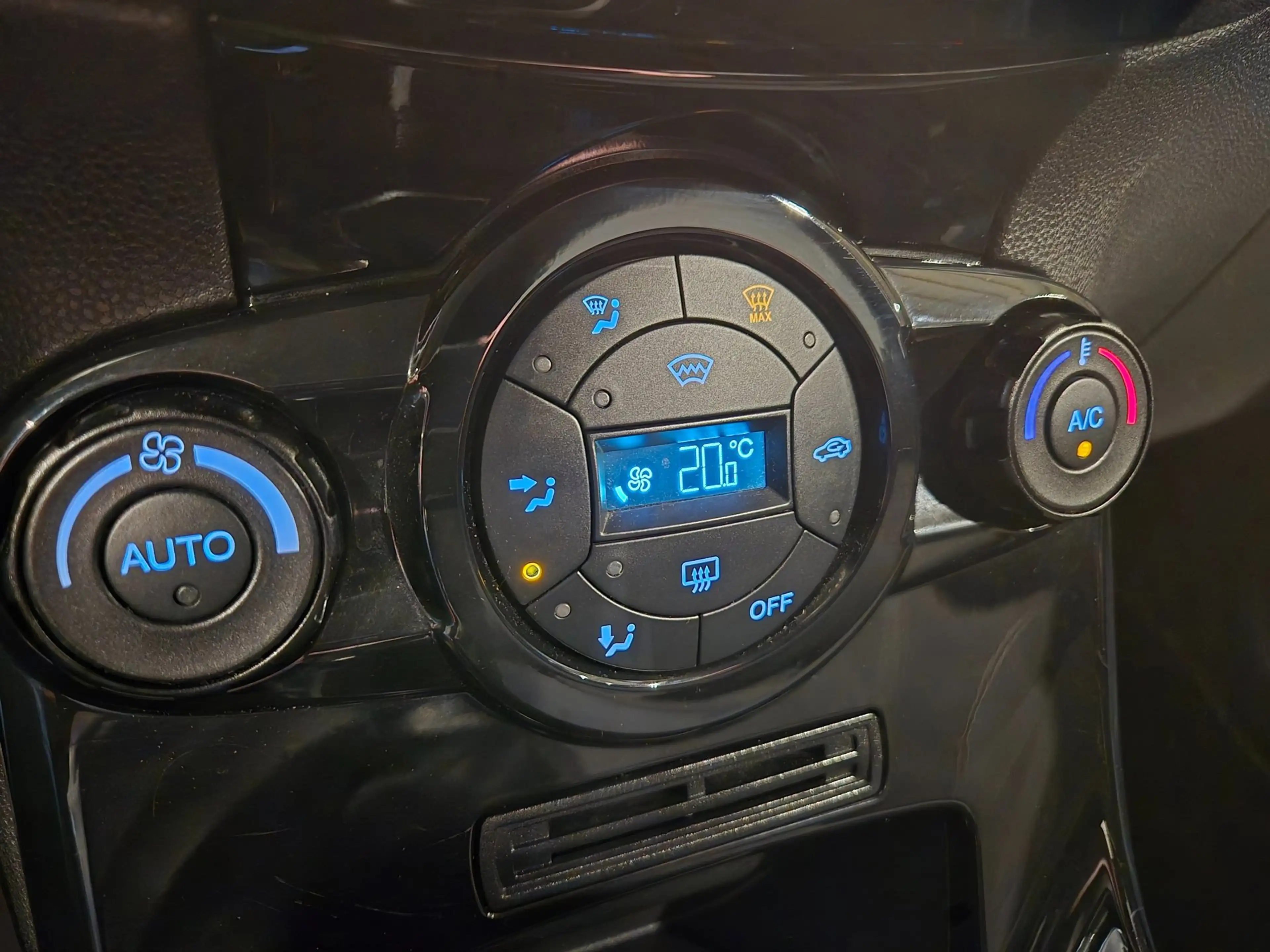 Ford Fiesta 1.0 Titanium - 5 drs - Climate Control - Bluetooth — photo 8