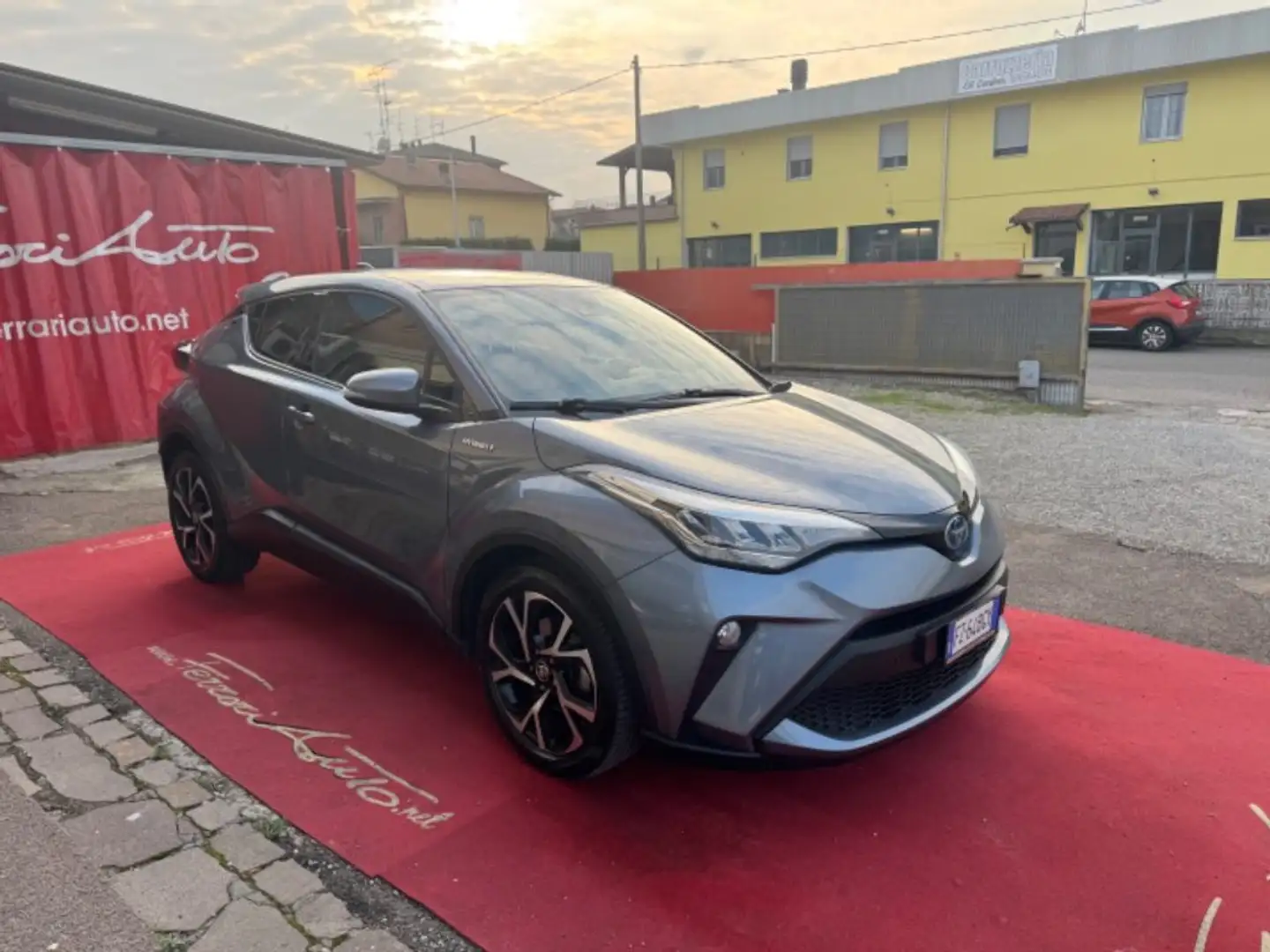 Toyota C-HR 1.8 Hybrid Lounge NEOPATENTATI PROMO FINANZIAMENTO Grigio - 2