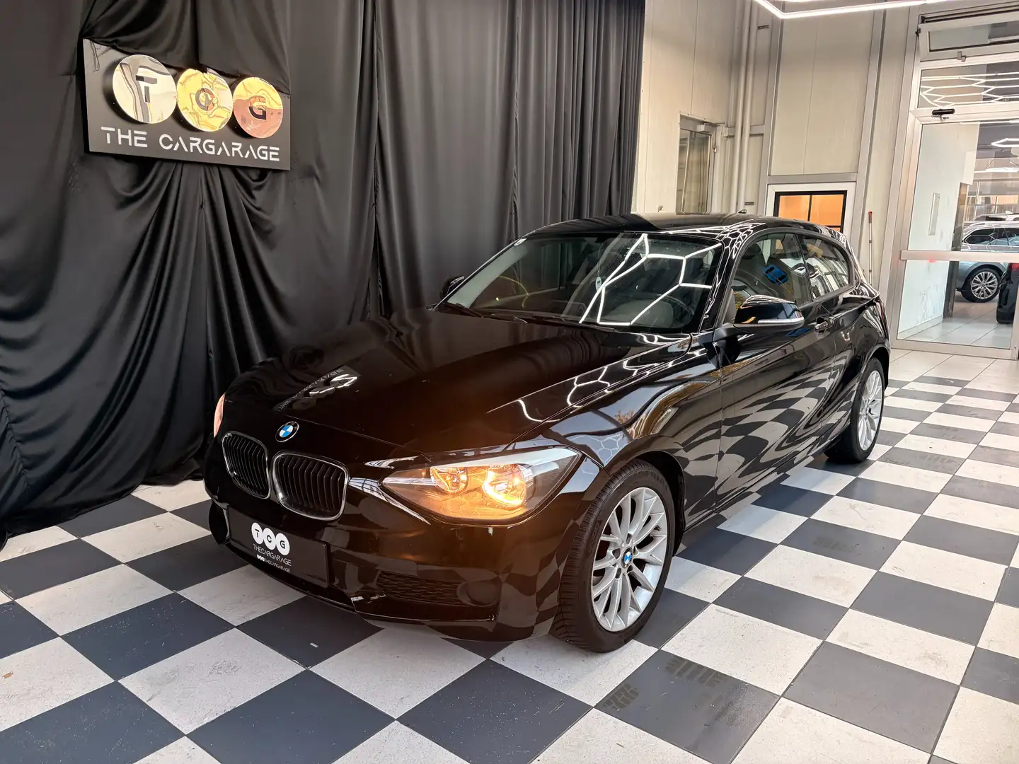 BMW 114 114 i Schwarz - 1