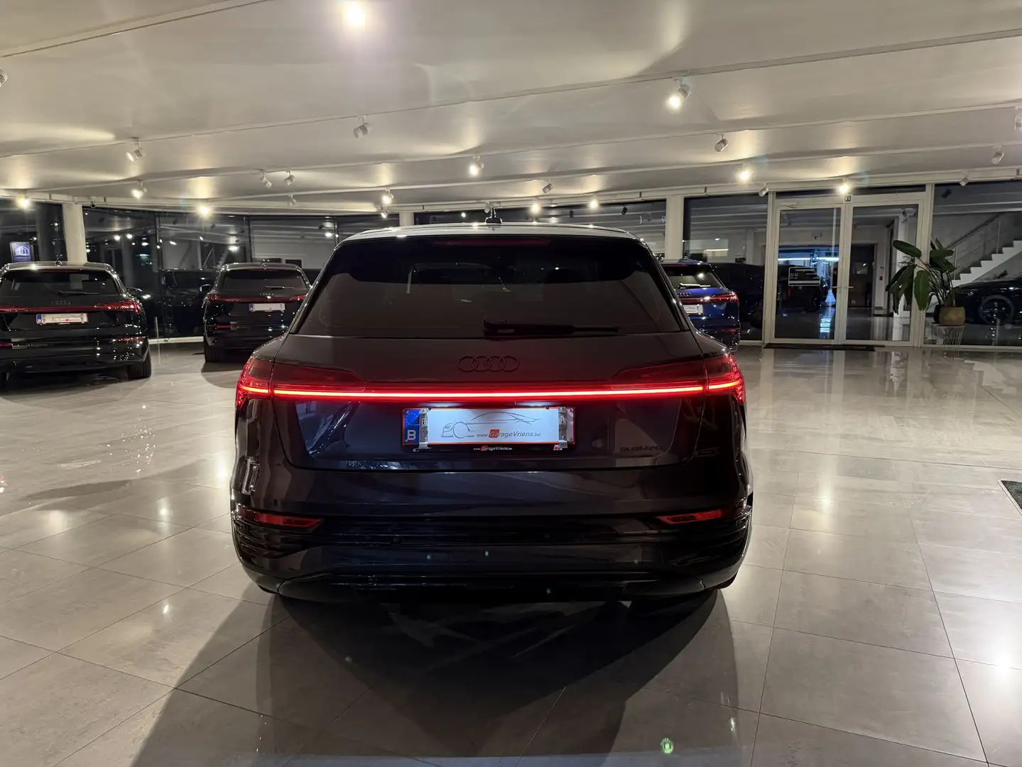 Audi Q8 e-tron 340PK QUATTRO * FULL BLACK PACK * CAR PLAY * LEDER Grau - 2