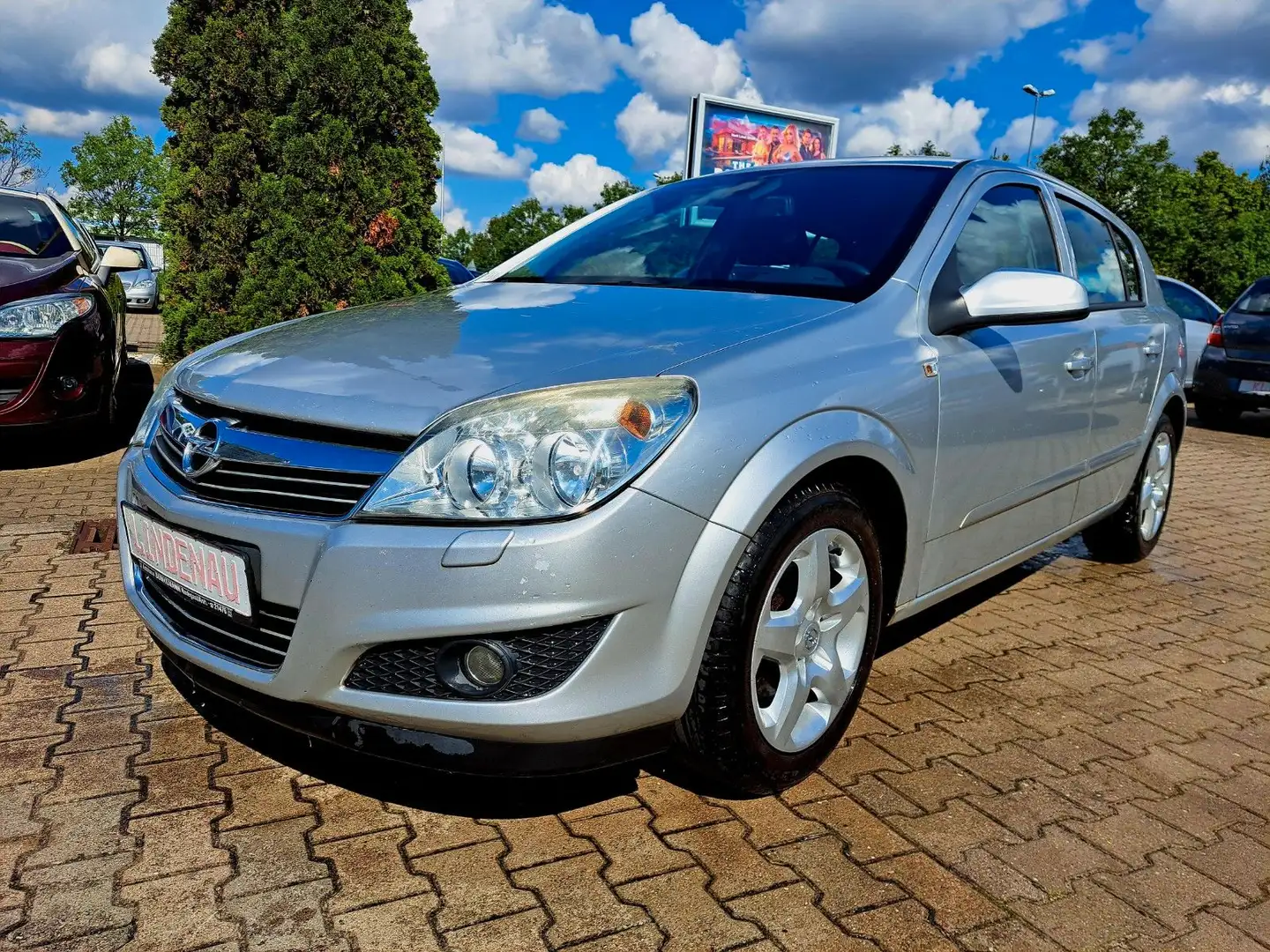 Opel Astra H Lim. Edition Silber - 1