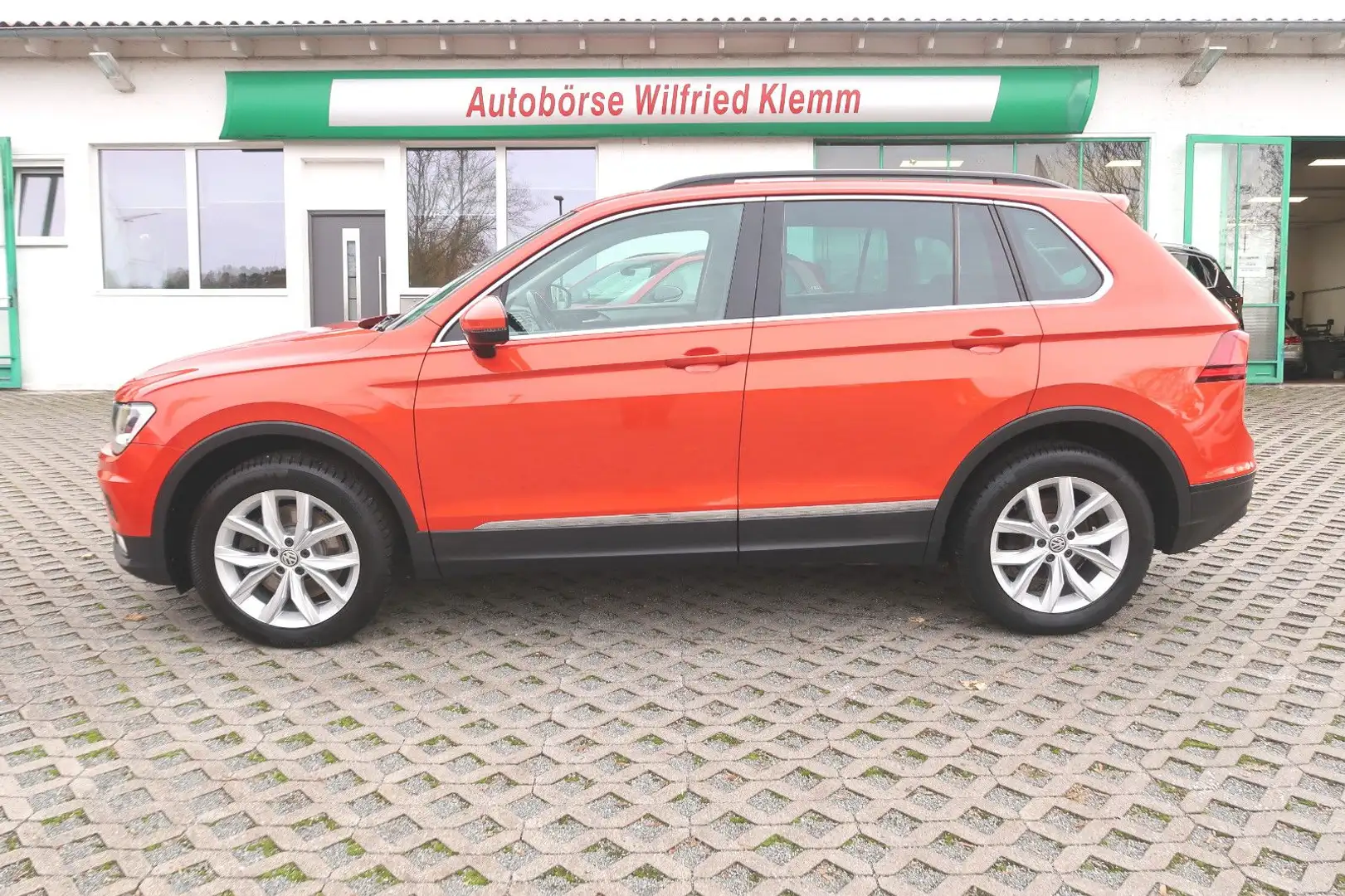 Volkswagen Tiguan TDIDSG4MOTComfl"18"Standh"Navi"AHK"1HdSh" Orange - 1